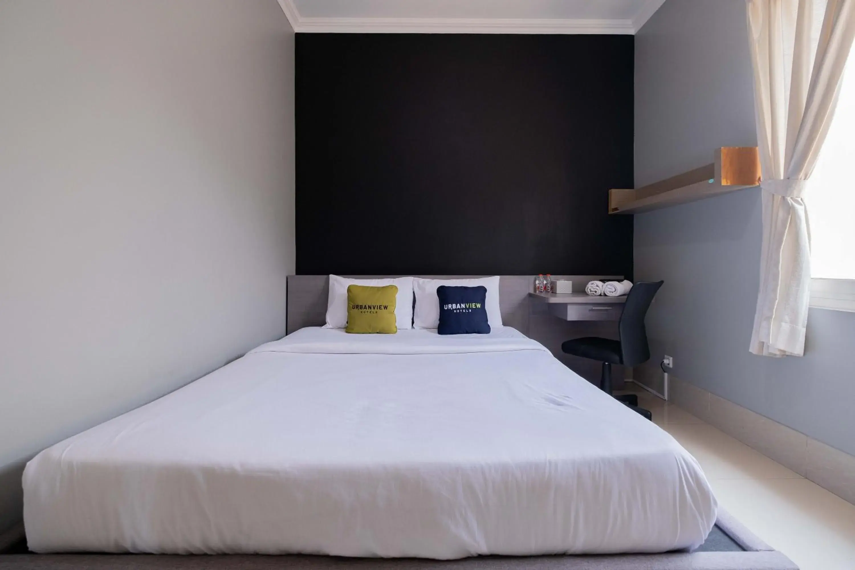 Deluxe Room in Urbanview Hotel Stariez Karawaci Tangerang by RedDoorz Deluxe Room in Urbanview Hotel Stariez Karawaci Tangerang by RedDoorz