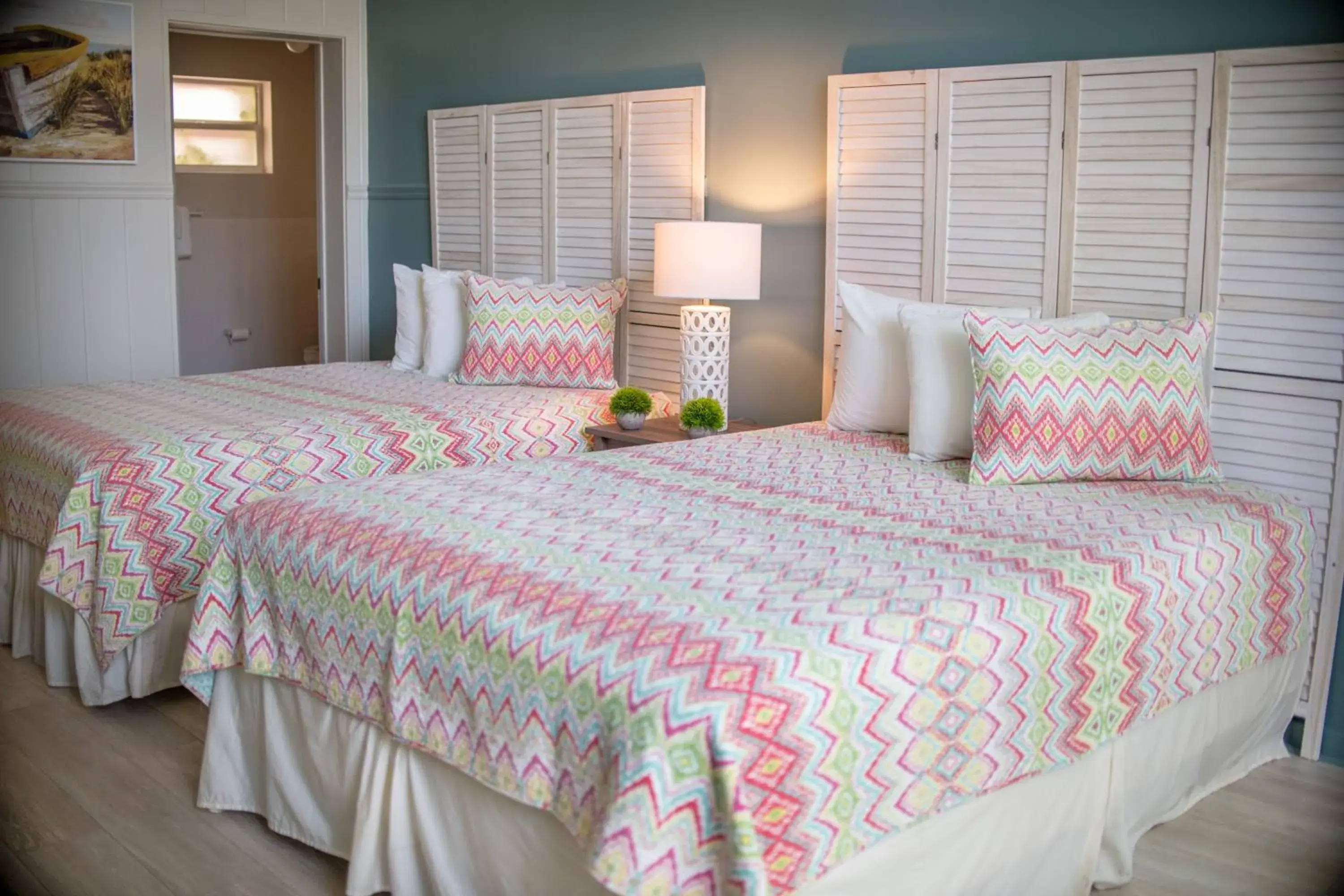 Deluxe Queen Room in The Islander Inn Deluxe Queen Room in The Islander Inn