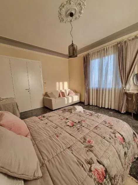 Quadruple Room with Private External Bathroom in B&B Le rose di Paola Quadruple Room with Private External Bathroom in B&B Le rose di Paola