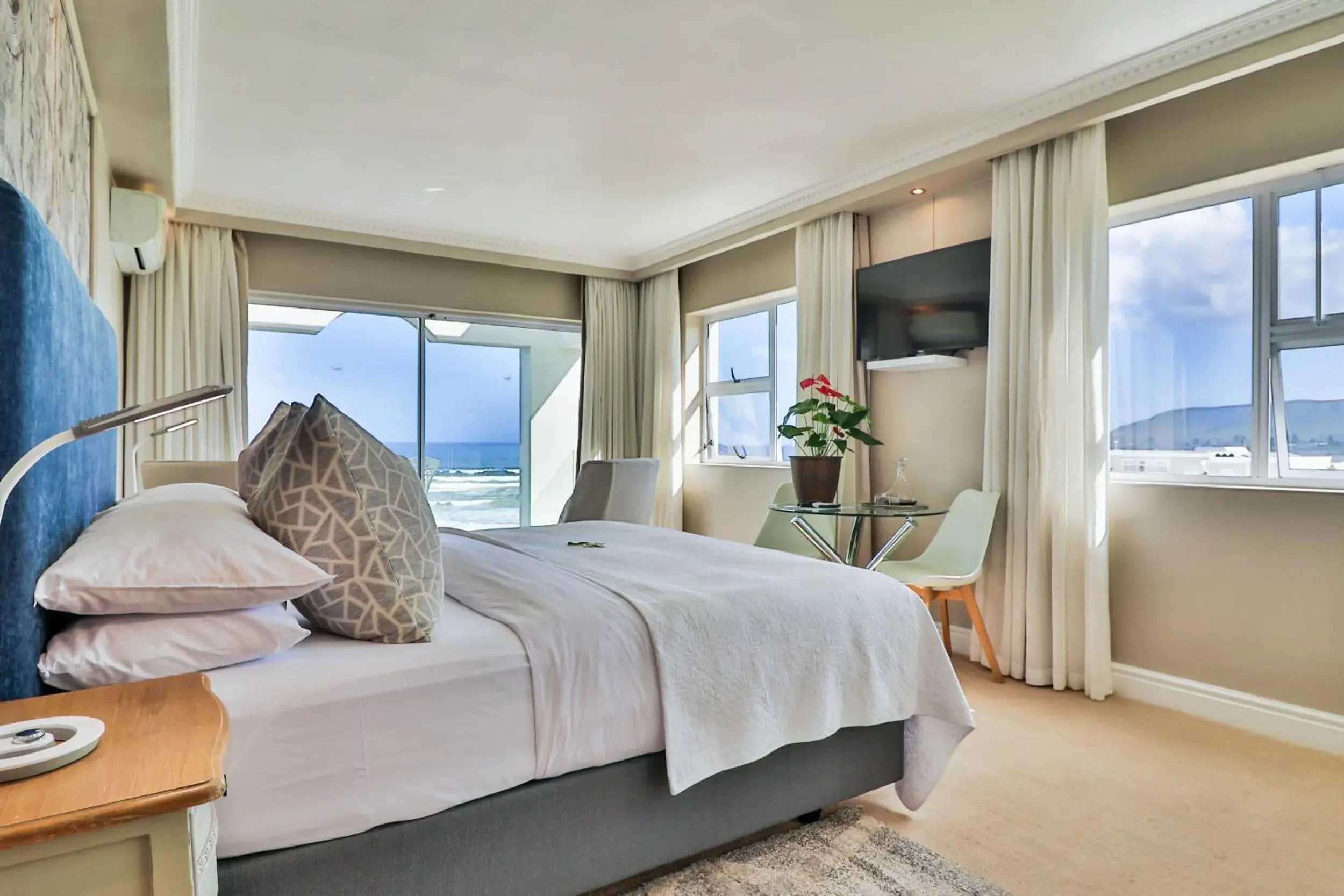 Superior Suite in Hermanus Beachfront Lodge - Solar Power Superior Suite in Hermanus Beachfront Lodge - Solar Power