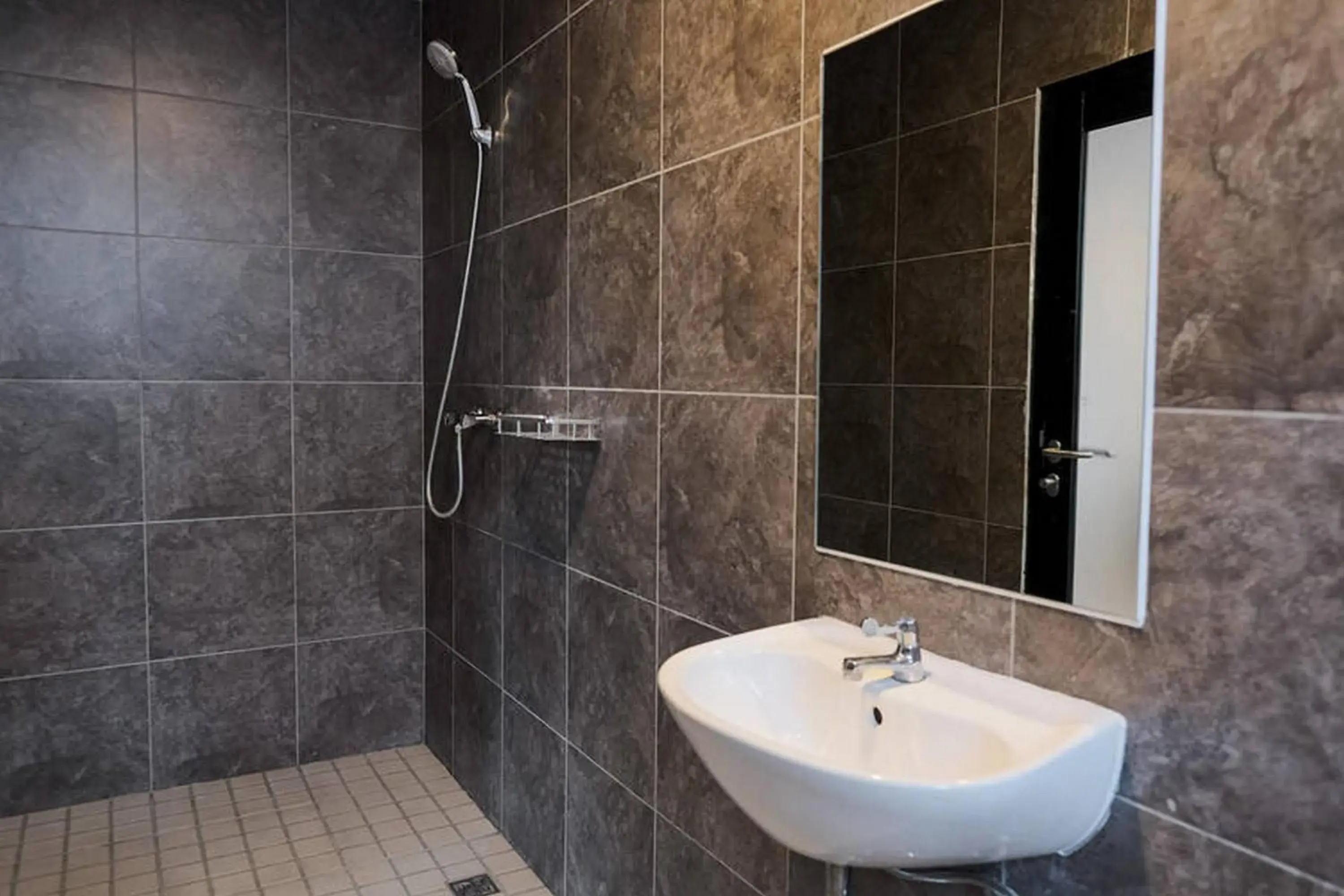 Deluxe Twin Room in RedDoorz Plus near Taman Anggrek Mall Deluxe Twin Room in RedDoorz Plus near Taman Anggrek Mall