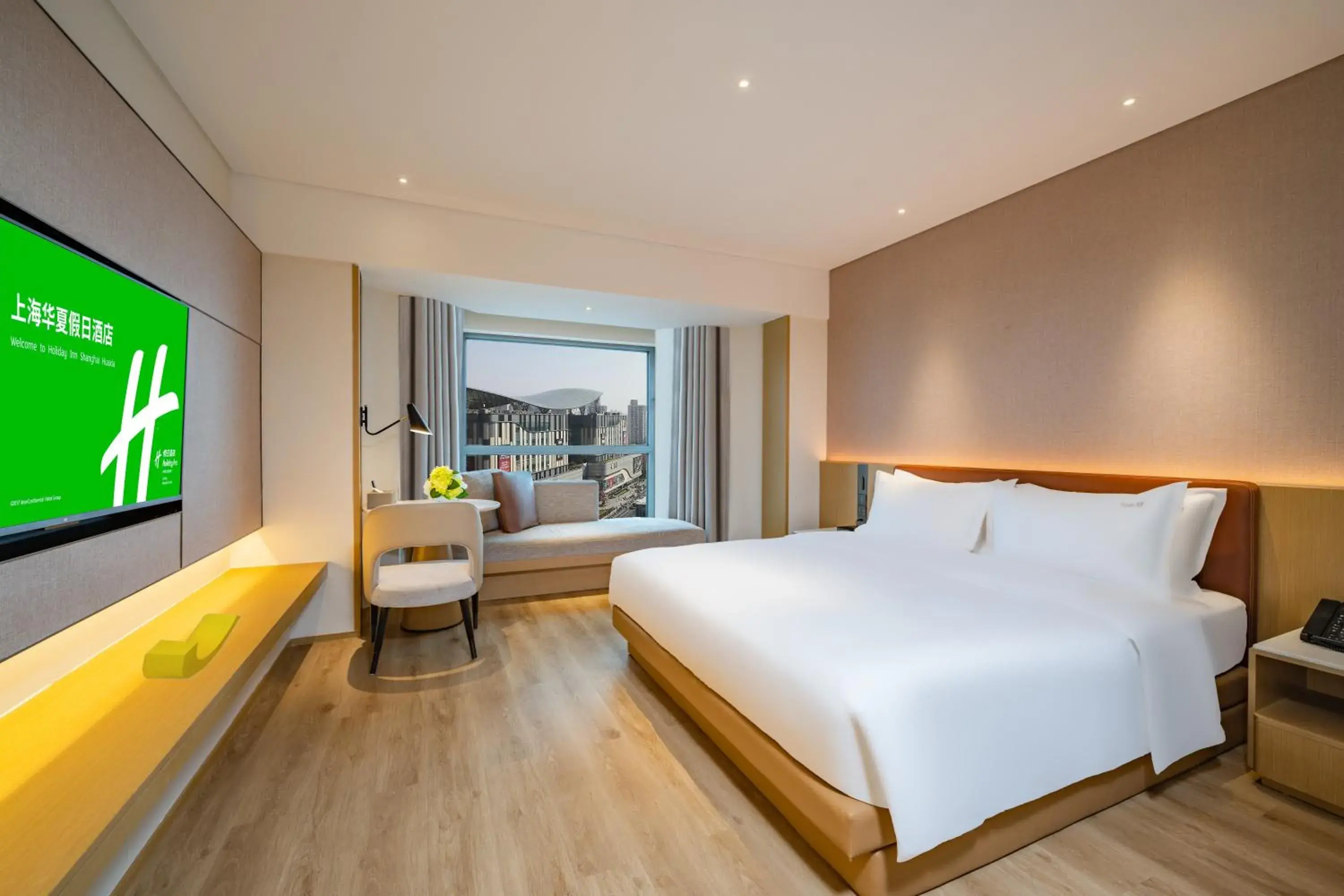 Standard King Room with City View in Holiday Inn Shanghai Huaxia by IHG - overlooking city scenery at Sky View Restaurant Standard King Room with City View in Holiday Inn Shanghai Huaxia by IHG - overlooking city scenery at Sky View Restaurant