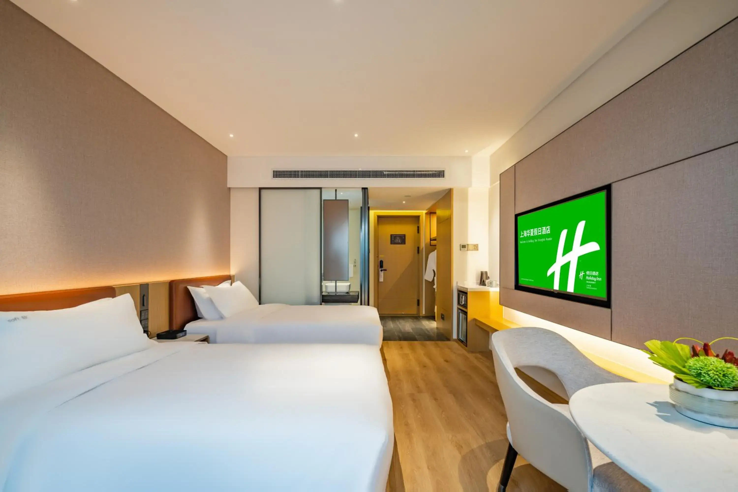 Standard Twin Room with City View in Holiday Inn Shanghai Huaxia by IHG - overlooking city scenery at Sky View Restaurant Standard Twin Room with City View in Holiday Inn Shanghai Huaxia by IHG - overlooking city scenery at Sky View Restaurant