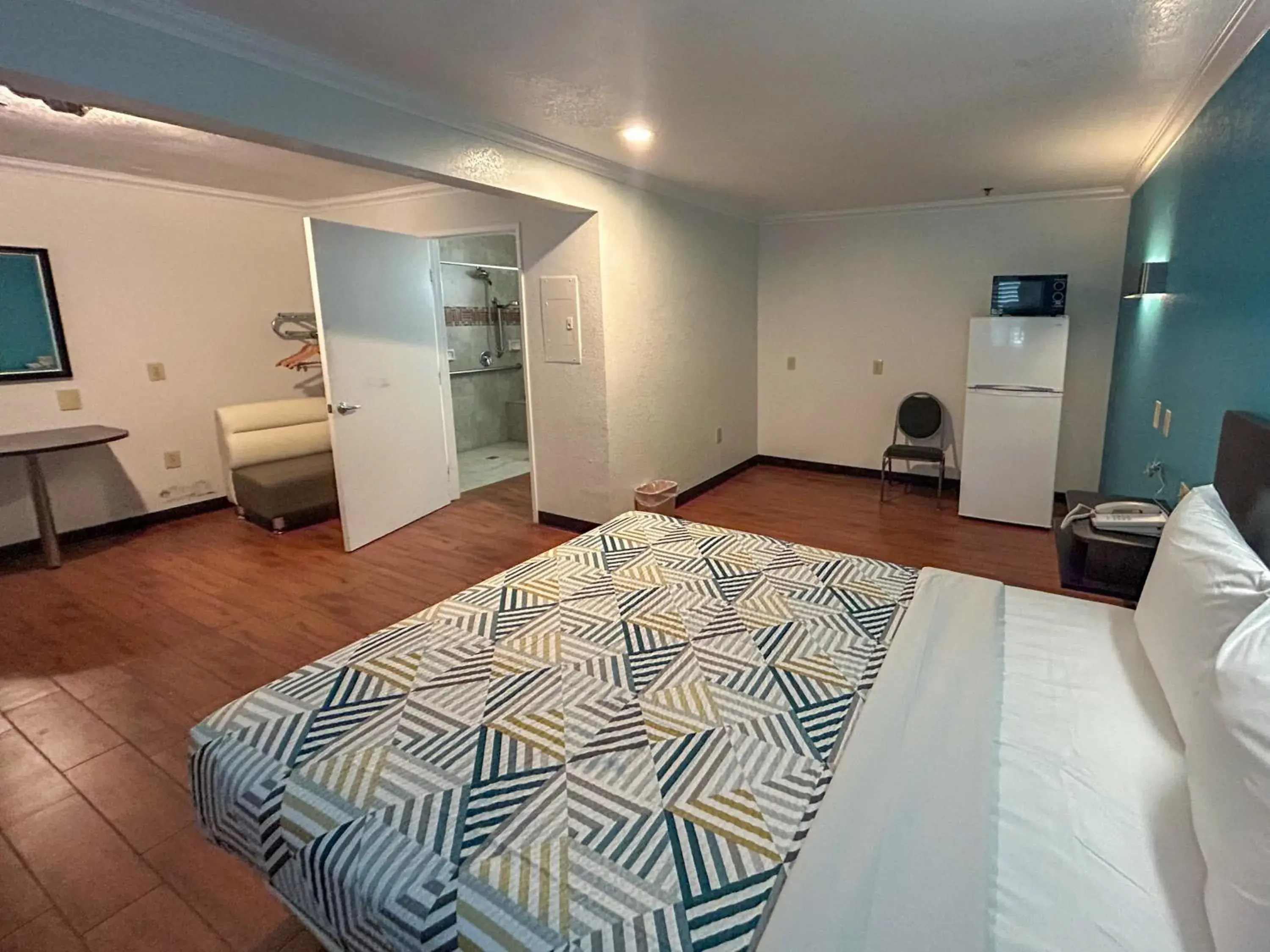 King Room with Roll-in Shower - Disability Access - Non-Smoking in Studio 6 Ontario CA Convention Center Airport King Room with Roll-in Shower - Disability Access - Non-Smoking in Studio 6 Ontario CA Convention Center Airport