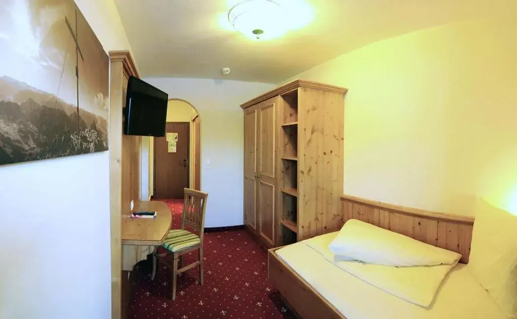 Single Room with Balcony in Sporthotel Tirolerhof Single Room with Balcony in Sporthotel Tirolerhof