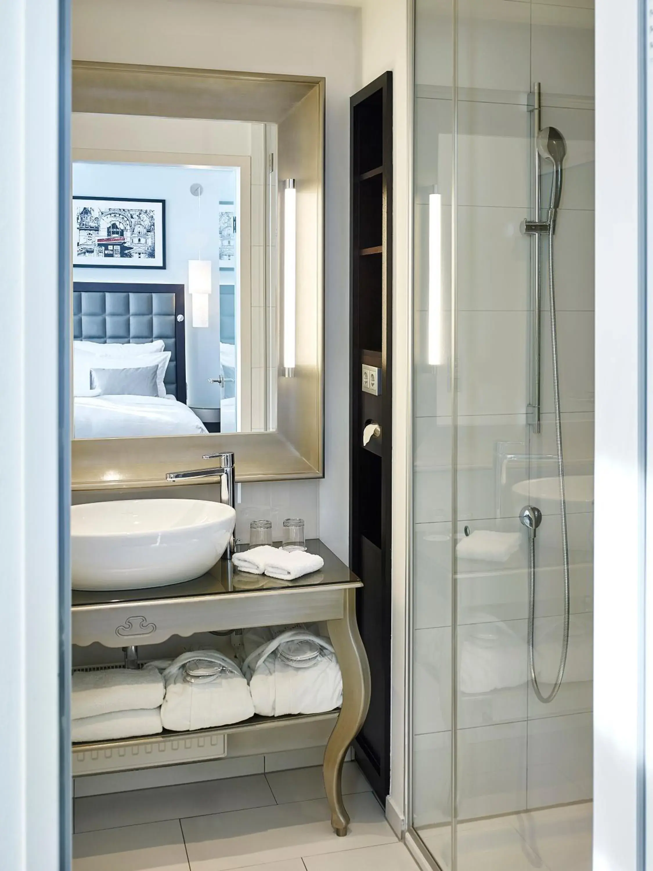 Superior Queen Room in Steigenberger Hotel Herrenhof Superior Queen Room in Steigenberger Hotel Herrenhof