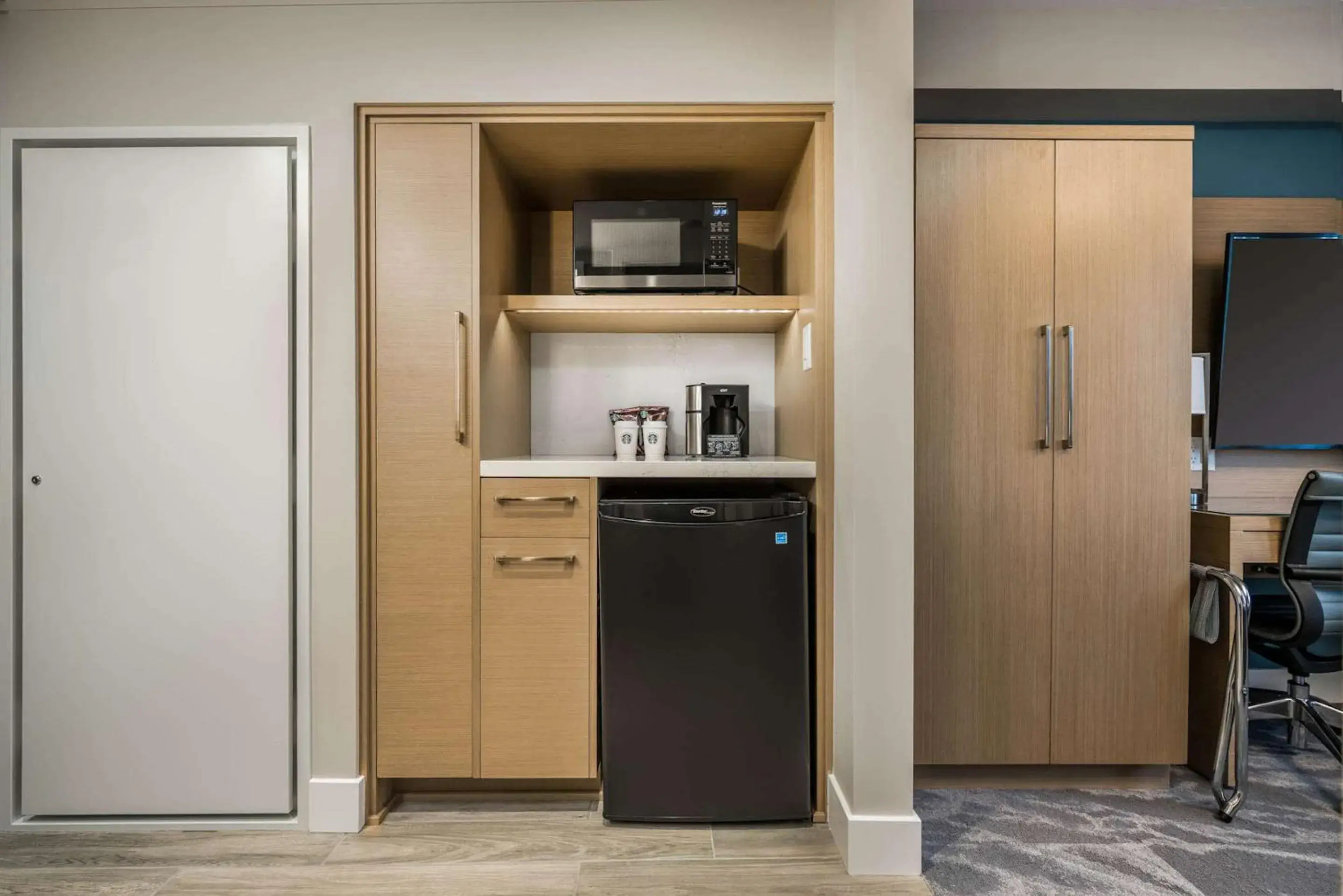 Coast King Suite in Coast Tsawwassen Inn Coast King Suite in Coast Tsawwassen Inn