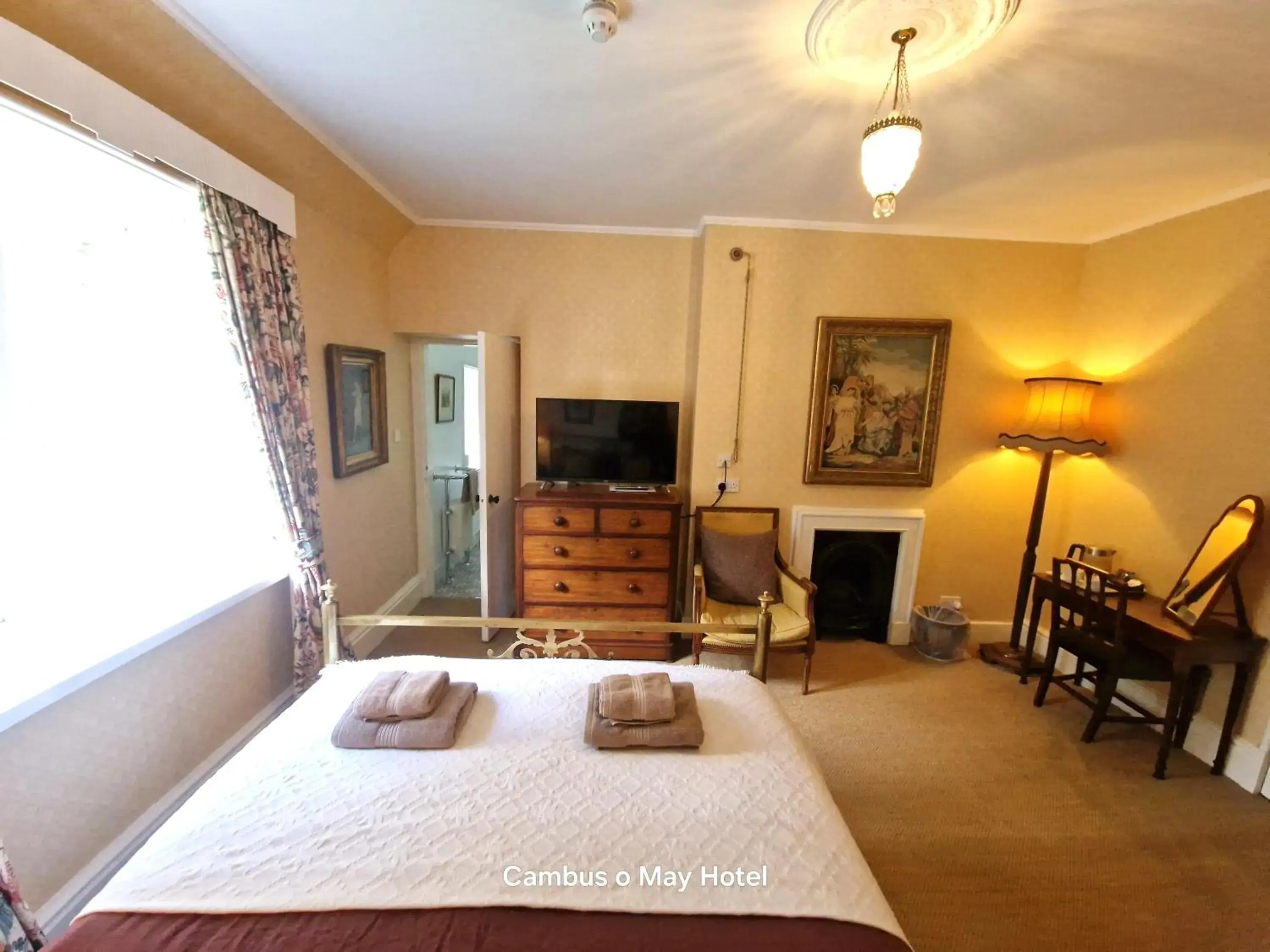 Deluxe Double Room with Bath in Cambus O' May Traditional Highland Hotel Deluxe Double Room with Bath in Cambus O' May Traditional Highland Hotel