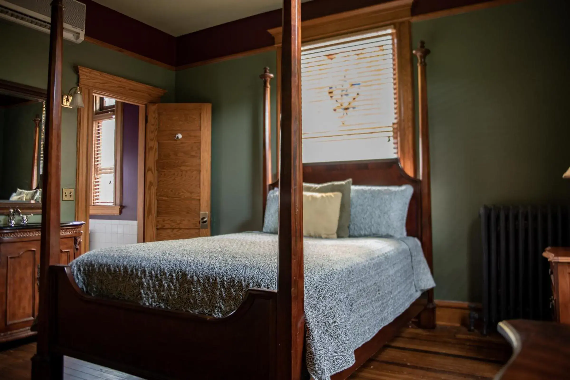 Queen Room - single occupancy in Elk River Hotel & Cafe Queen Room - single occupancy in Elk River Hotel & Cafe