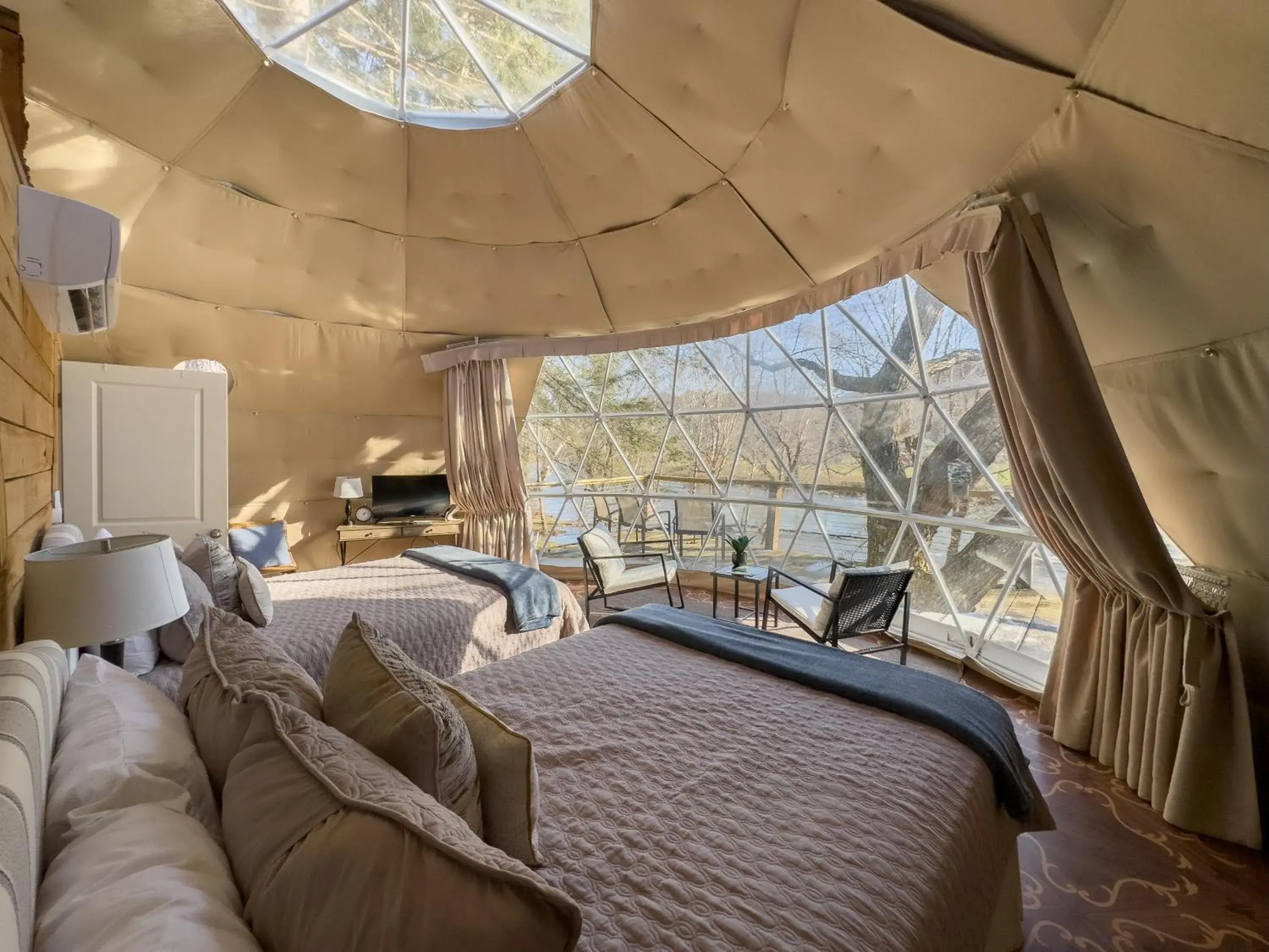 Tent in Elk River Hotel & Cafe Tent in Elk River Hotel & Cafe