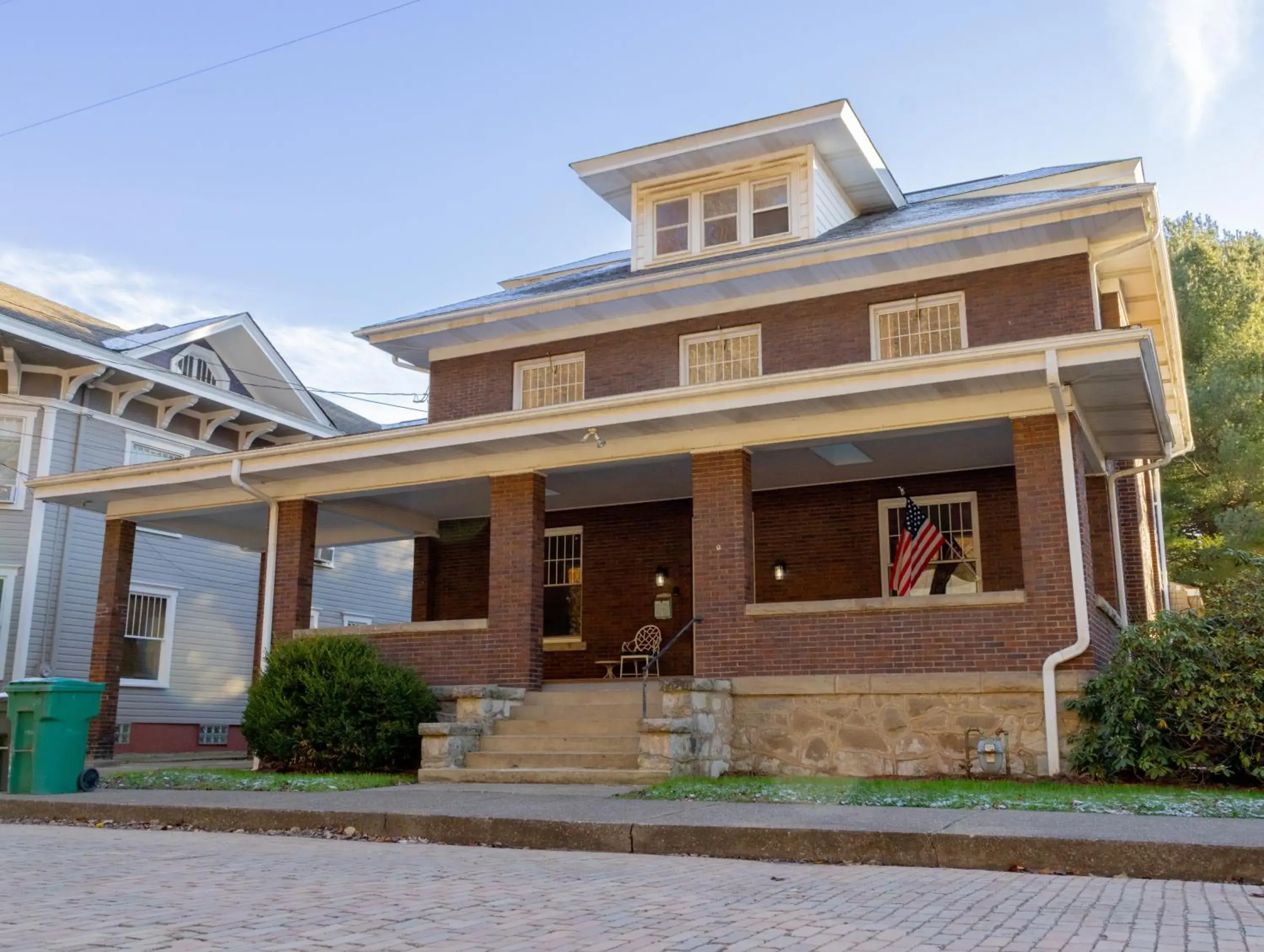 Five-Bedroom House in Elk River Hotel & Cafe Five-Bedroom House in Elk River Hotel & Cafe