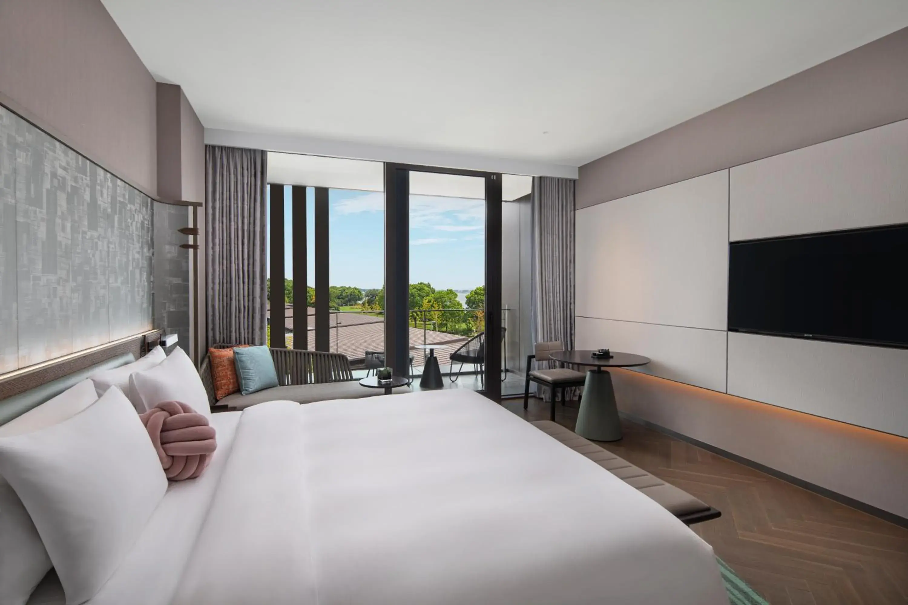 Courtyard King Room - Non-Smoking in Hotel Indigo Suzhou Yangcheng Lake by IHG Courtyard King Room - Non-Smoking in Hotel Indigo Suzhou Yangcheng Lake by IHG