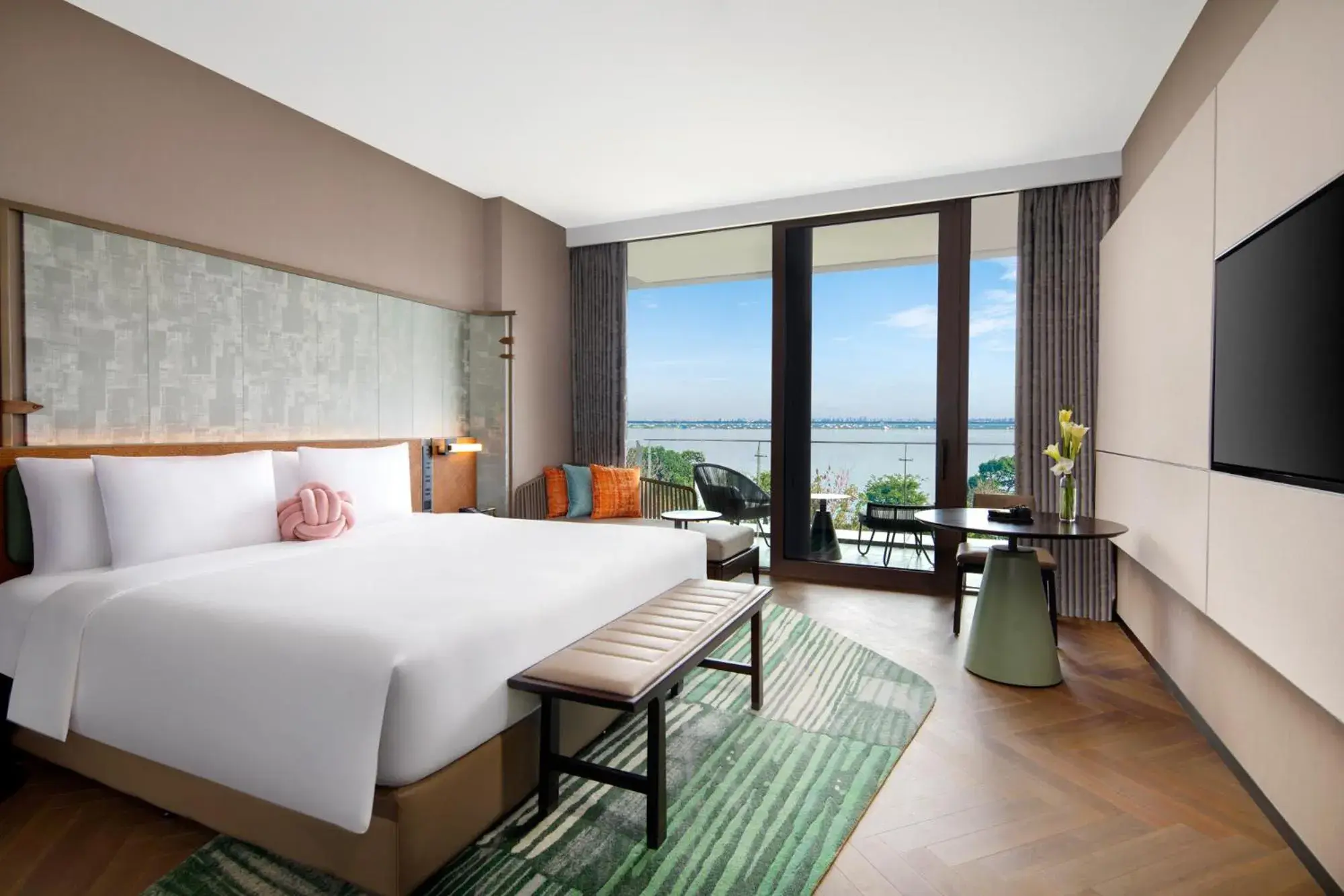 Standard King Room with Lake View in Hotel Indigo Suzhou Yangcheng Lake by IHG Standard King Room with Lake View in Hotel Indigo Suzhou Yangcheng Lake by IHG
