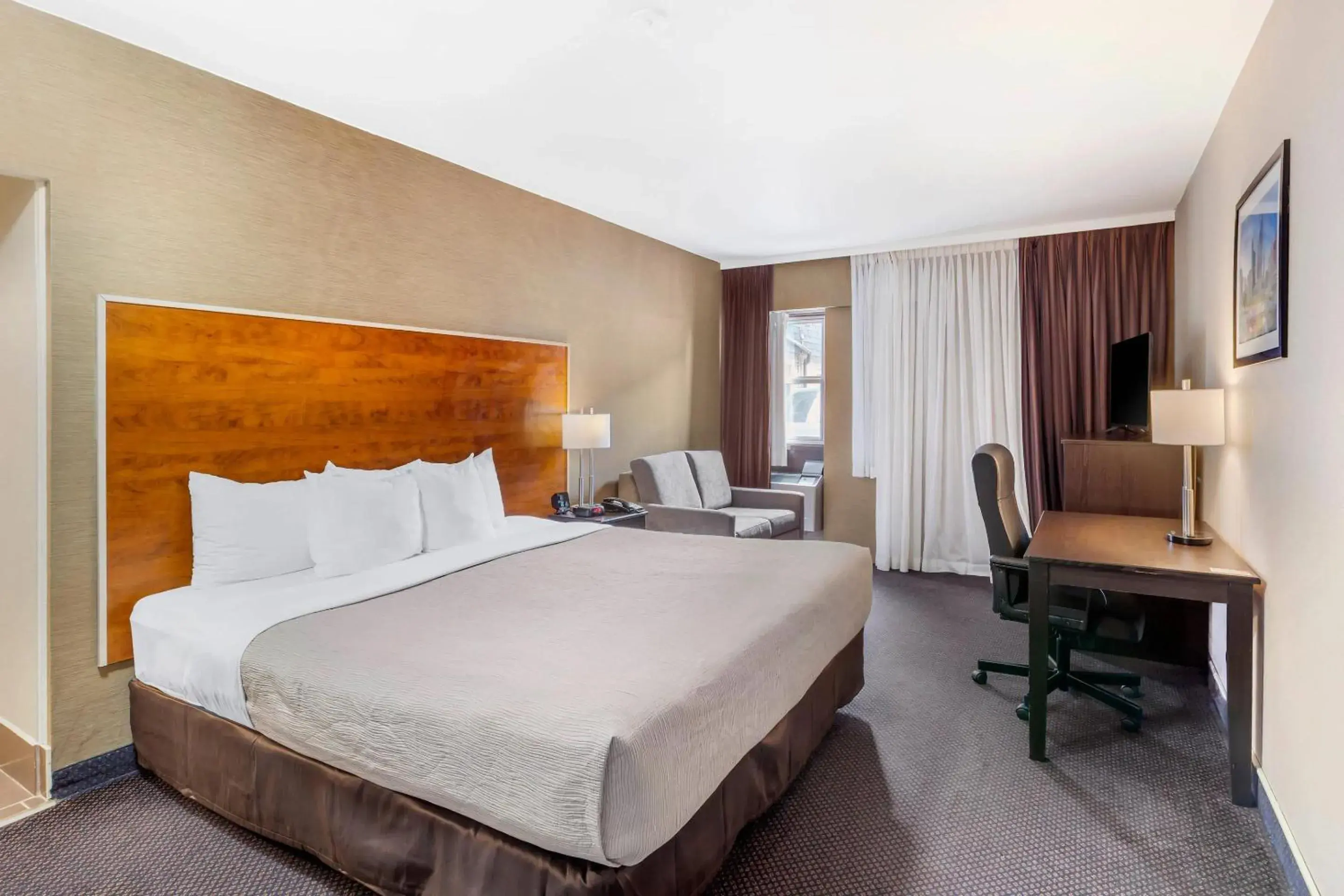 Business King Room in Quality Inn Toronto Airport Business King Room in Quality Inn Toronto Airport