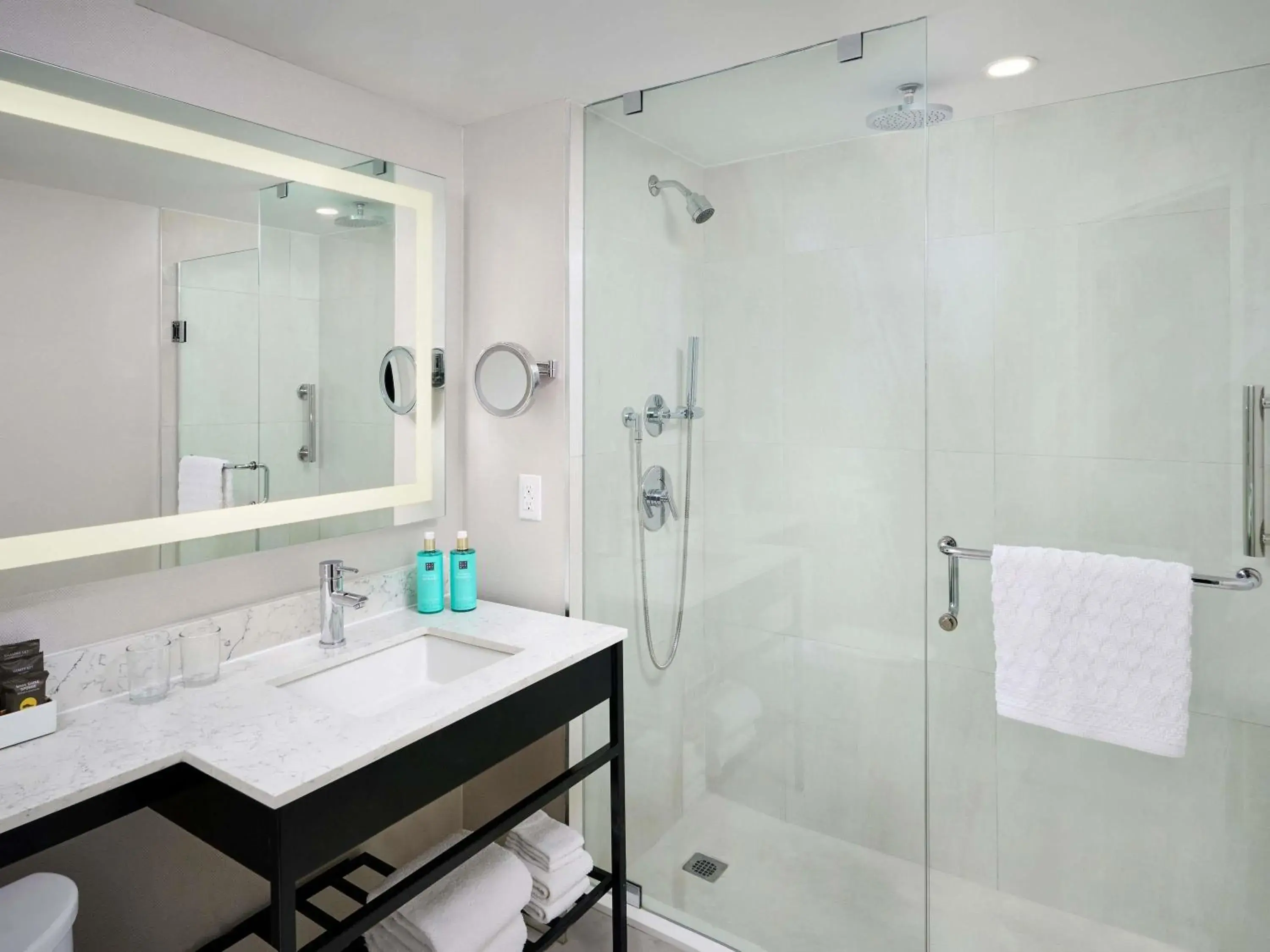 Executive King Room - Renovated in The Novotel Toronto Centre Executive King Room - Renovated in The Novotel Toronto Centre