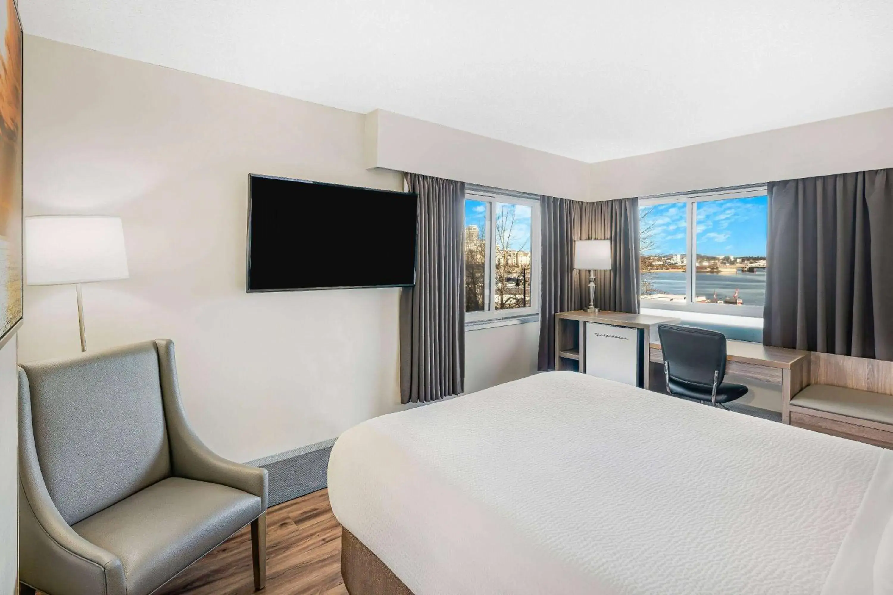 Standard Queen Room with Harbor View in Days Inn by Wyndham Victoria On The Harbour Standard Queen Room with Harbor View in Days Inn by Wyndham Victoria On The Harbour
