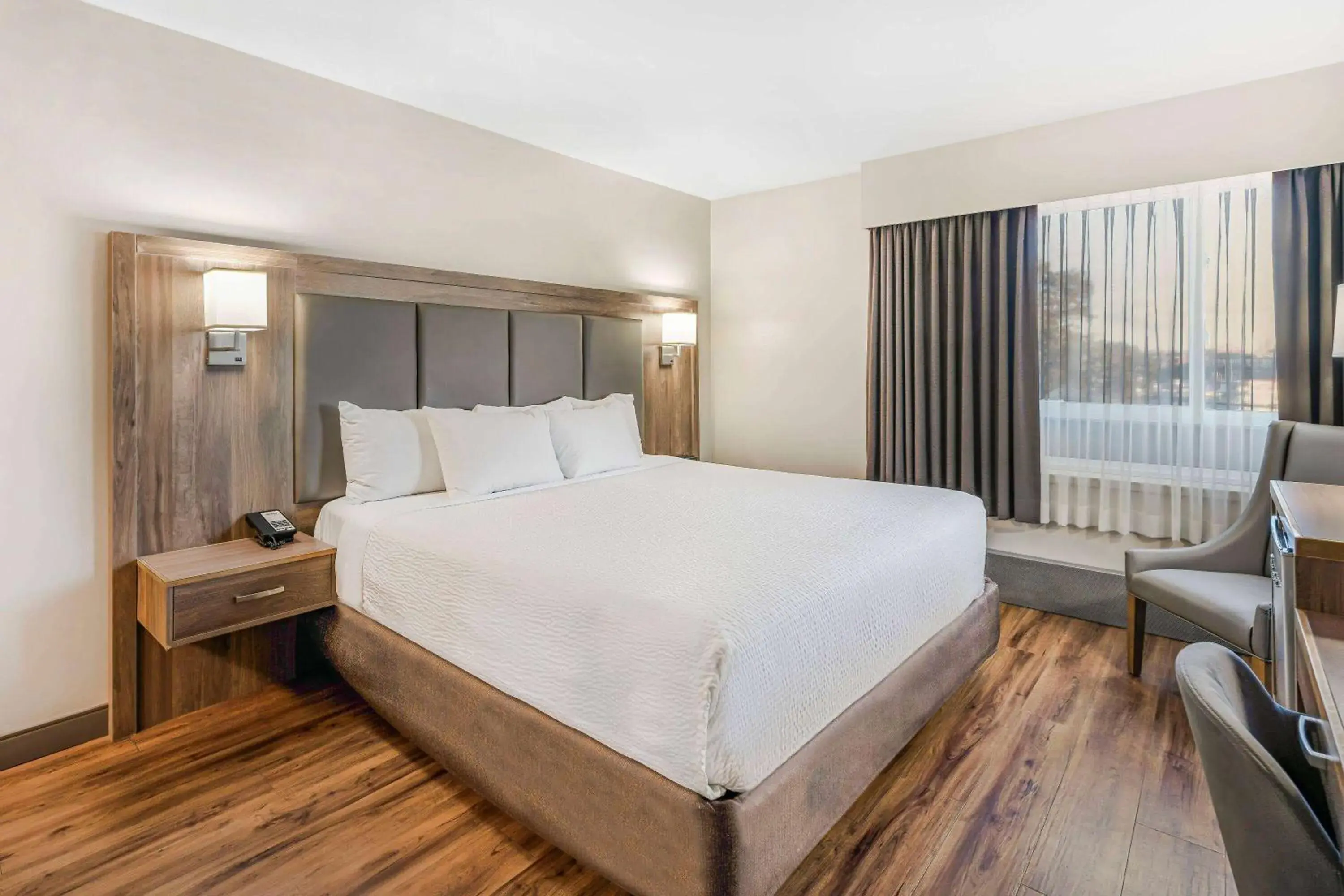 Standard King Room with Street View in Days Inn by Wyndham Victoria On The Harbour Standard King Room with Street View in Days Inn by Wyndham Victoria On The Harbour