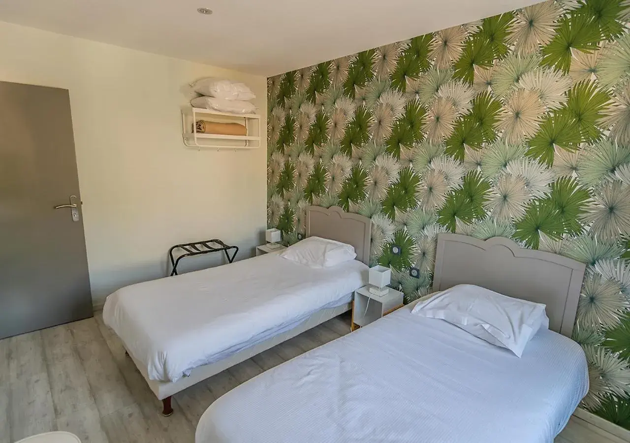 Standard Family Room in Hotel de l'Abbaye à Cluny Standard Family Room in Hotel de l'Abbaye à Cluny