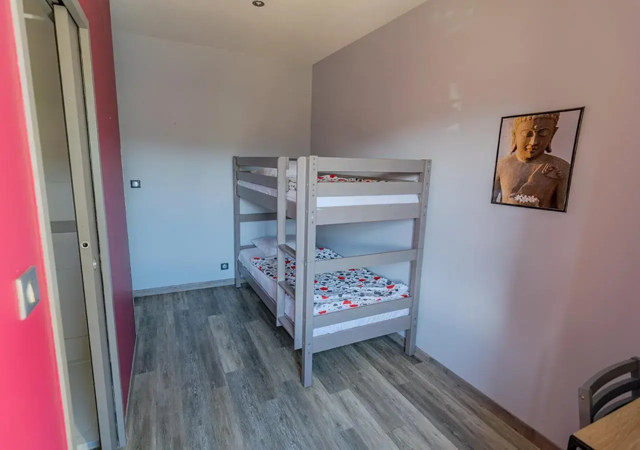 Superior Quadruple Room in Hotel de l'Abbaye à Cluny Superior Quadruple Room in Hotel de l'Abbaye à Cluny