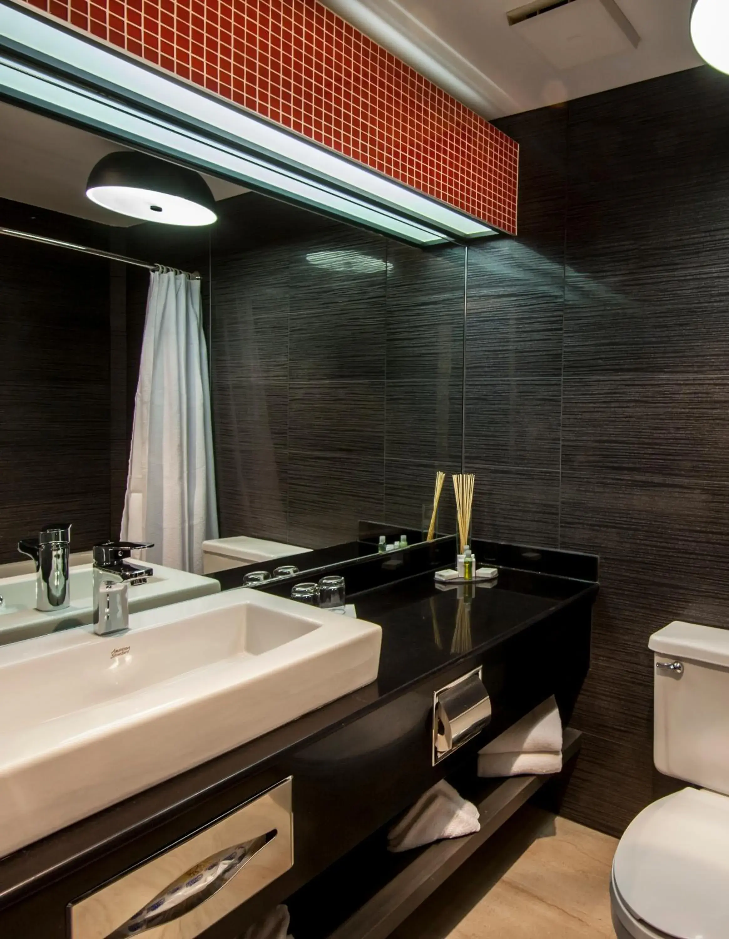 Comfort Room with Two Queen Beds in Hôtel Château Joliette Comfort Room with Two Queen Beds in Hôtel Château Joliette