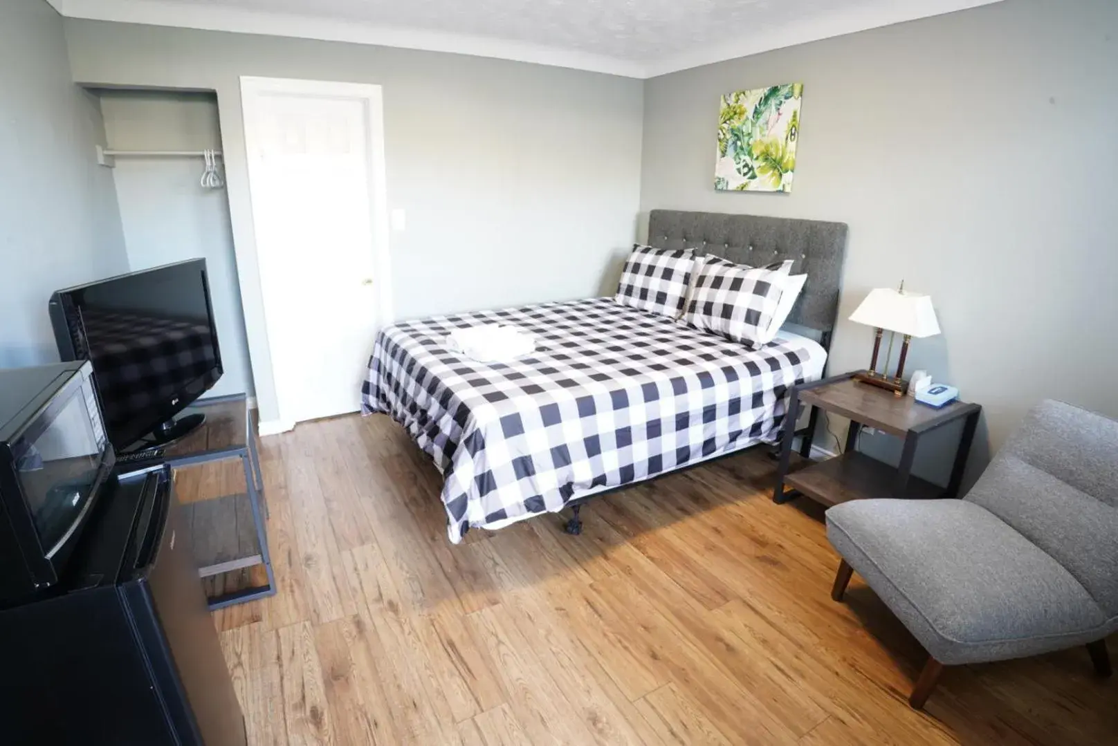 Queen Room in Falcon Inn Queen Room in Falcon Inn