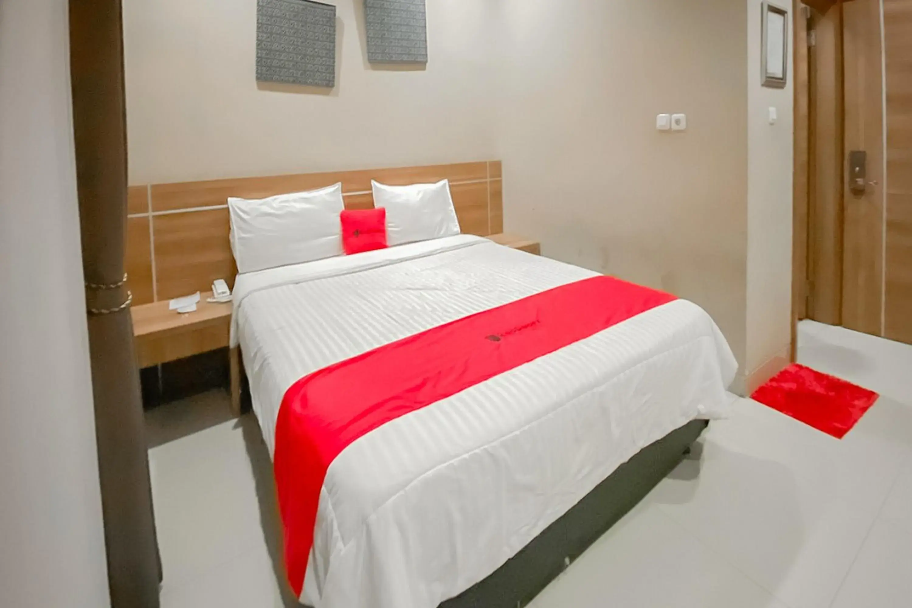 Deluxe Room in RedDoorz Premium @ Griya Inkoppabri Cisarua Puncak Deluxe Room in RedDoorz Premium @ Griya Inkoppabri Cisarua Puncak