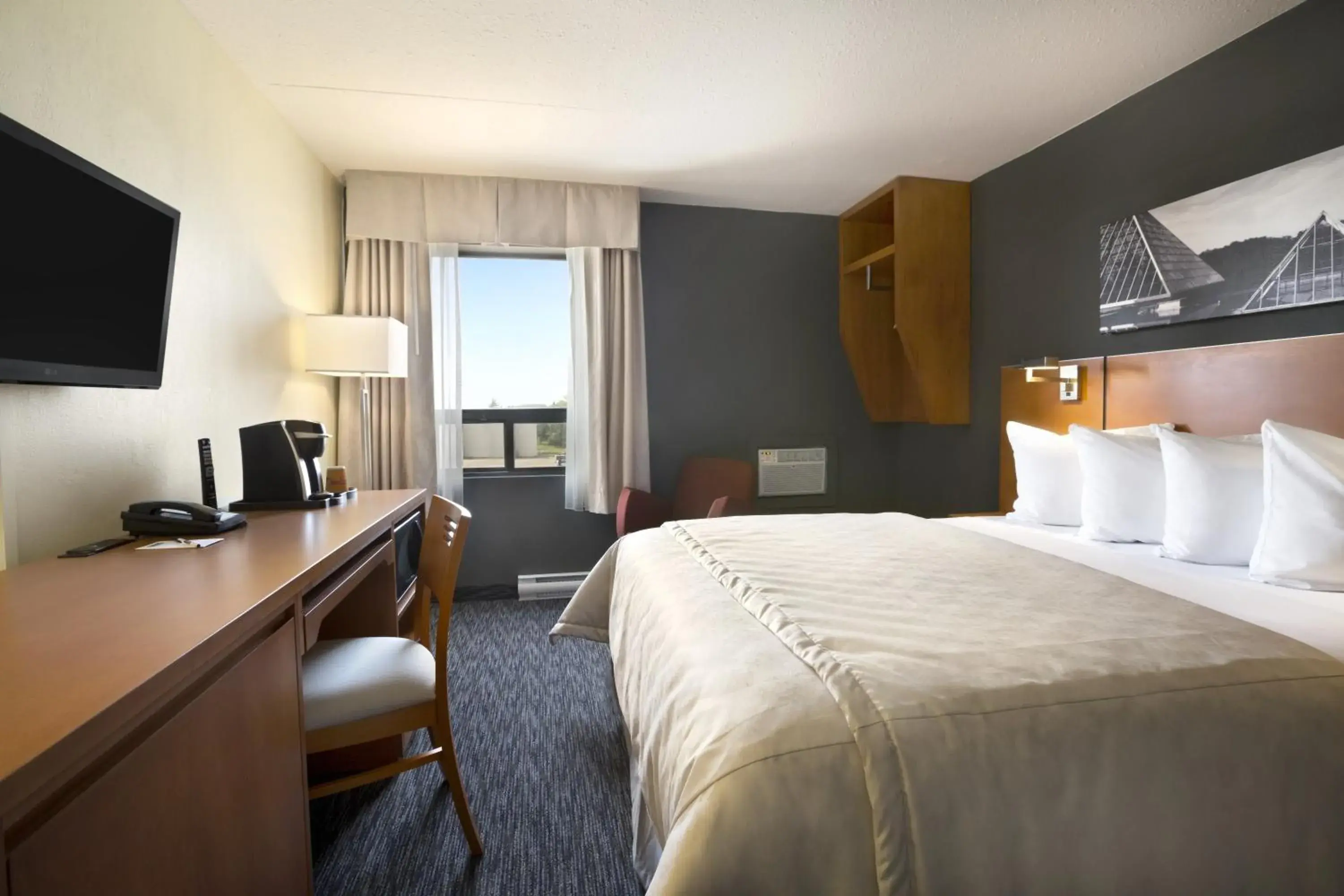 Deluxe King Room - Non-Smoking in Travelodge by Wyndham Edmonton West Deluxe King Room - Non-Smoking in Travelodge by Wyndham Edmonton West