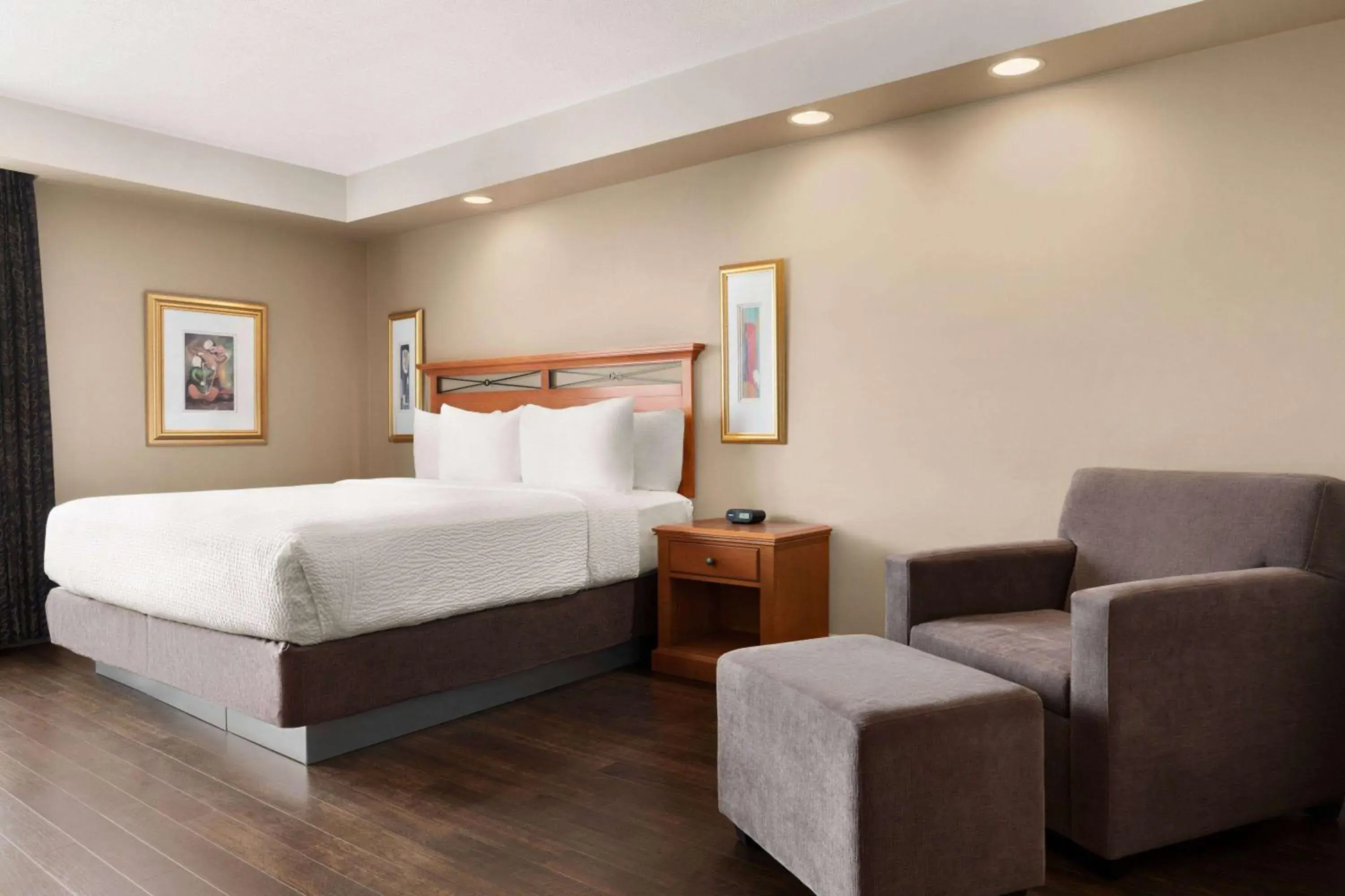 King Room - Non Smoking in Royal Hotel Calgary, Trademark Collection by Wyndham King Room - Non Smoking in Royal Hotel Calgary, Trademark Collection by Wyndham