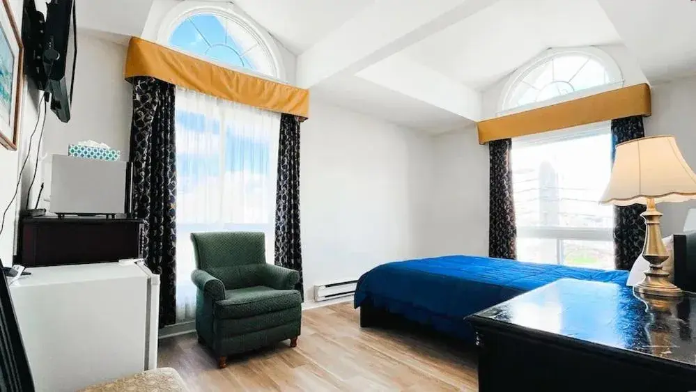 Deluxe Queen Room in Commons Inn Deluxe Queen Room in Commons Inn