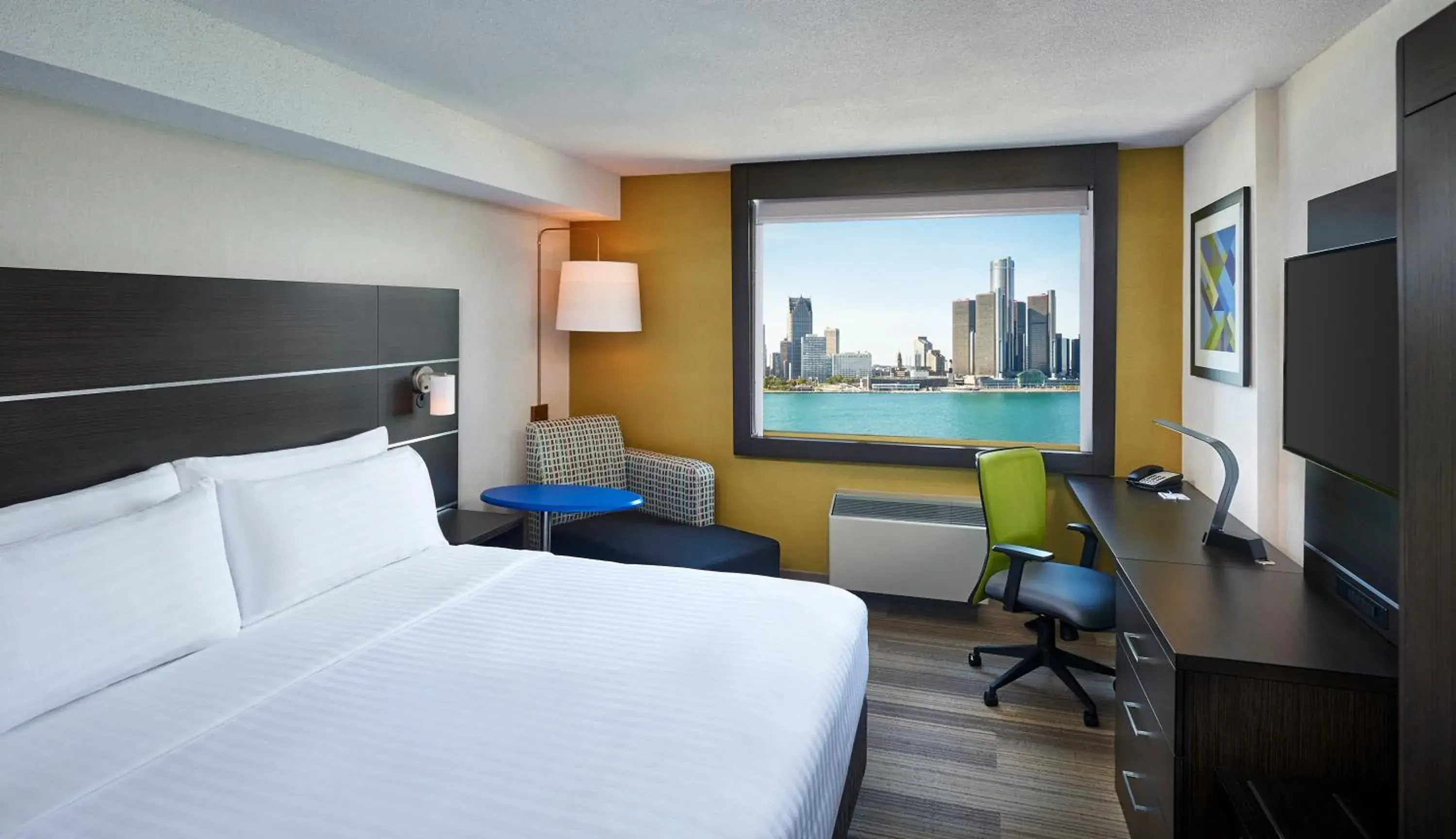 Standard King Room with River View in Holiday Inn Express Windsor Waterfront by IHG Standard King Room with River View in Holiday Inn Express Windsor Waterfront by IHG