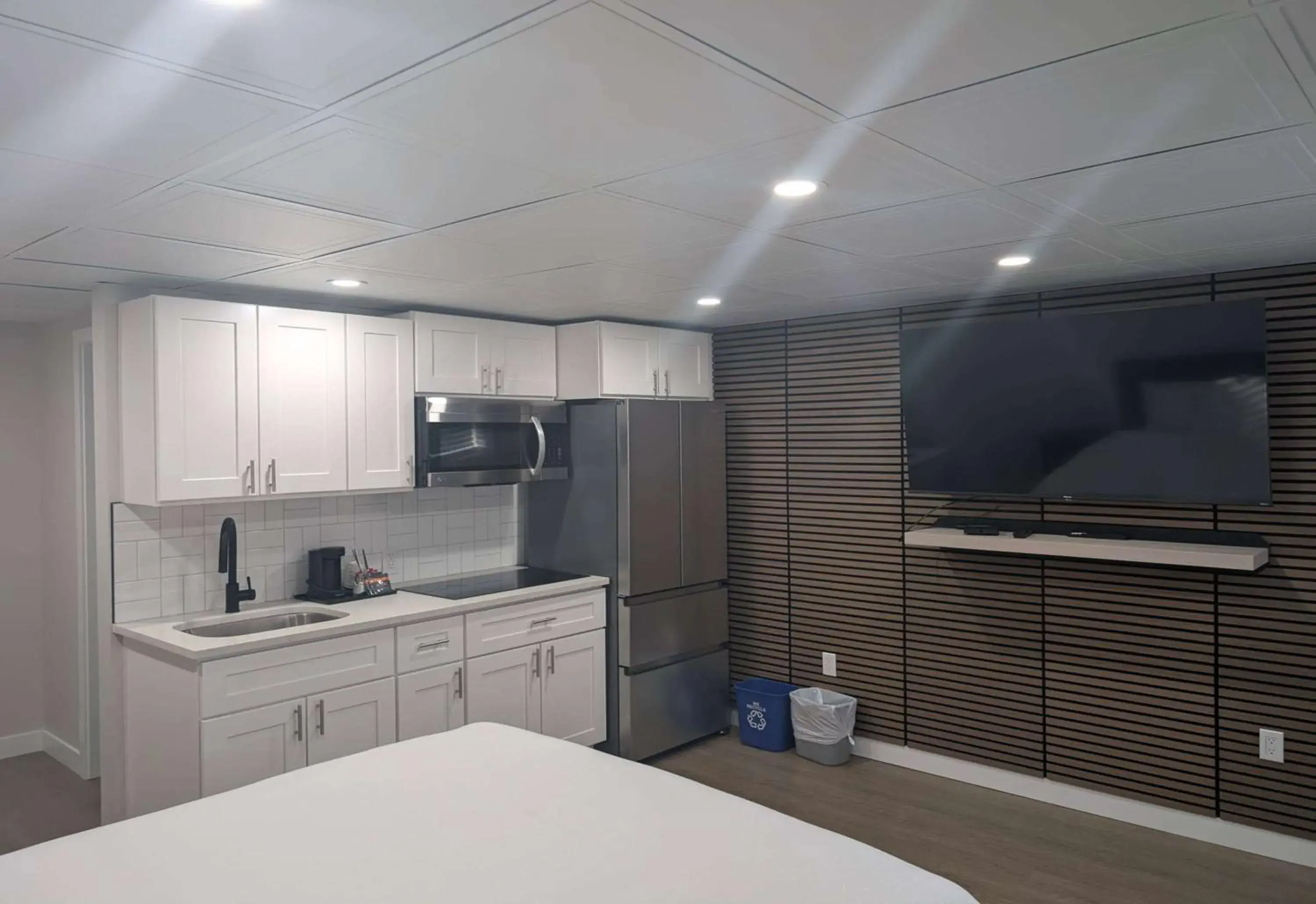 Suite with One Queen Bed and Kitchenette - Roll-In Shower - Non-Smoking in Baymont by Wyndham Red Deer Suite with One Queen Bed and Kitchenette - Roll-In Shower - Non-Smoking in Baymont by Wyndham Red Deer