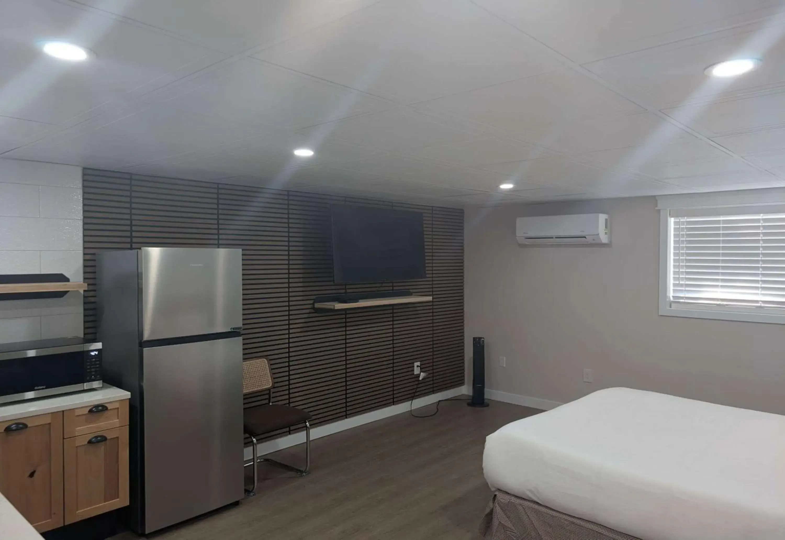 Queen Room with Roll-In Shower and Kitchenette - Mobility Accessible/Non-Smoking in Baymont by Wyndham Red Deer Queen Room with Roll-In Shower and Kitchenette - Mobility Accessible/Non-Smoking in Baymont by Wyndham Red Deer