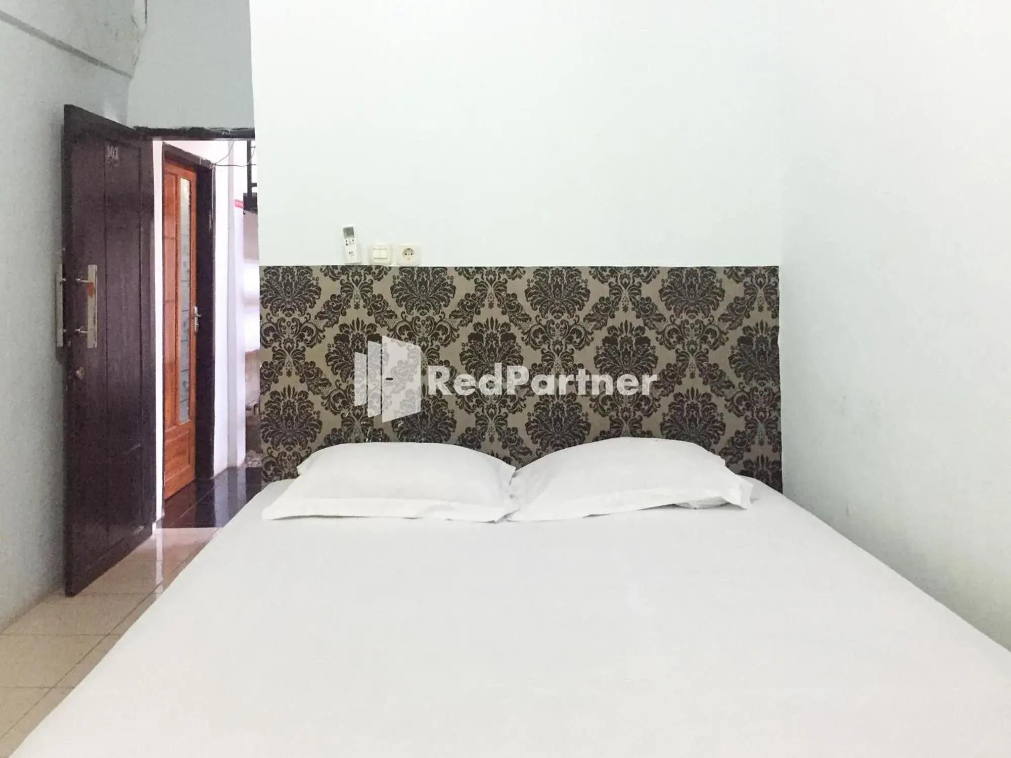 Standard Double Room in Wisma Andini Palopo RedPartner Standard Double Room in Wisma Andini Palopo RedPartner