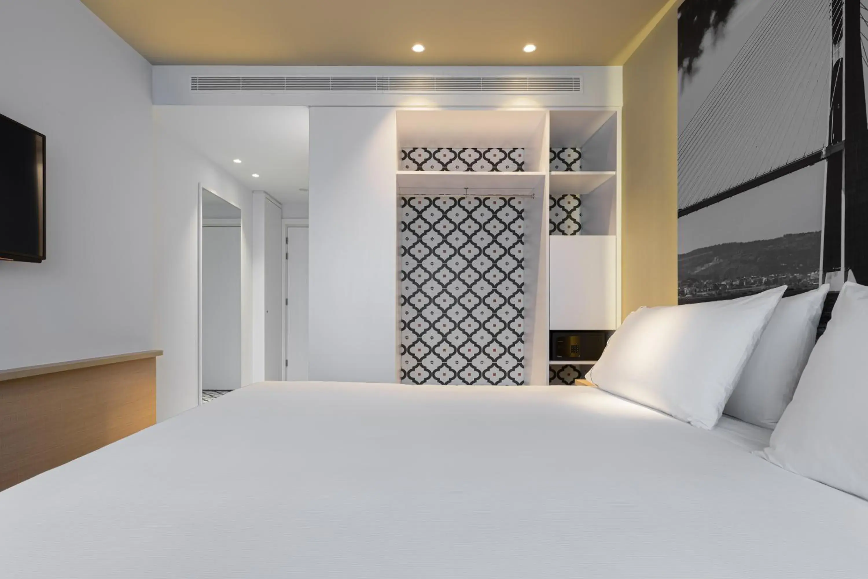 Deluxe Double or Twin Room with River View in Ikonik Lisboa Deluxe Double or Twin Room with River View in Ikonik Lisboa