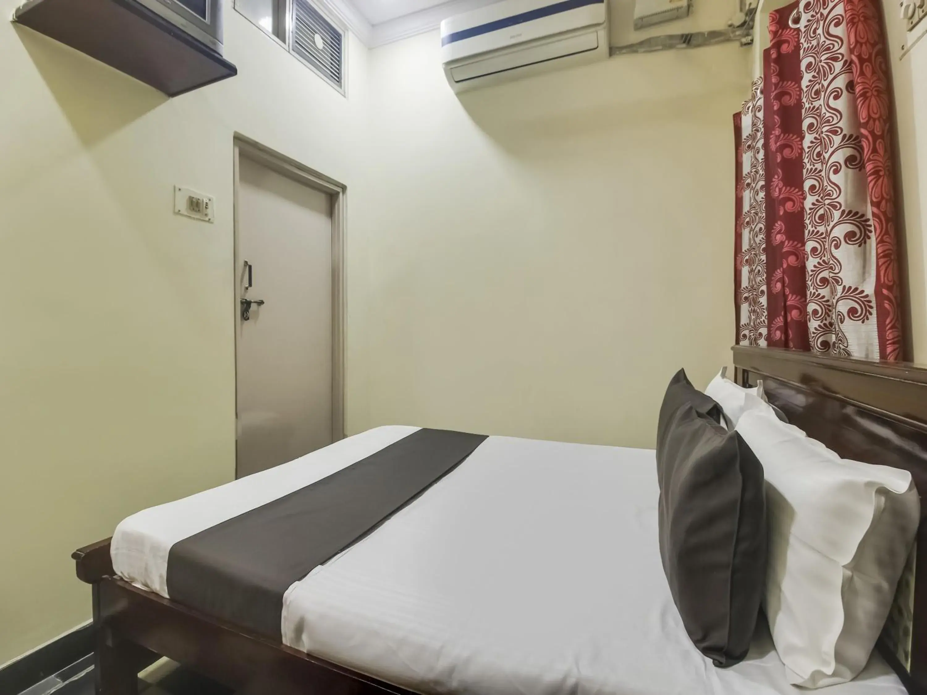 Classic Triple Room - single occupancy in Hotel O Sri Gopi Mini Guest House Near Erragadda Metro Station Classic Triple Room - single occupancy in Hotel O Sri Gopi Mini Guest House Near Erragadda Metro Station