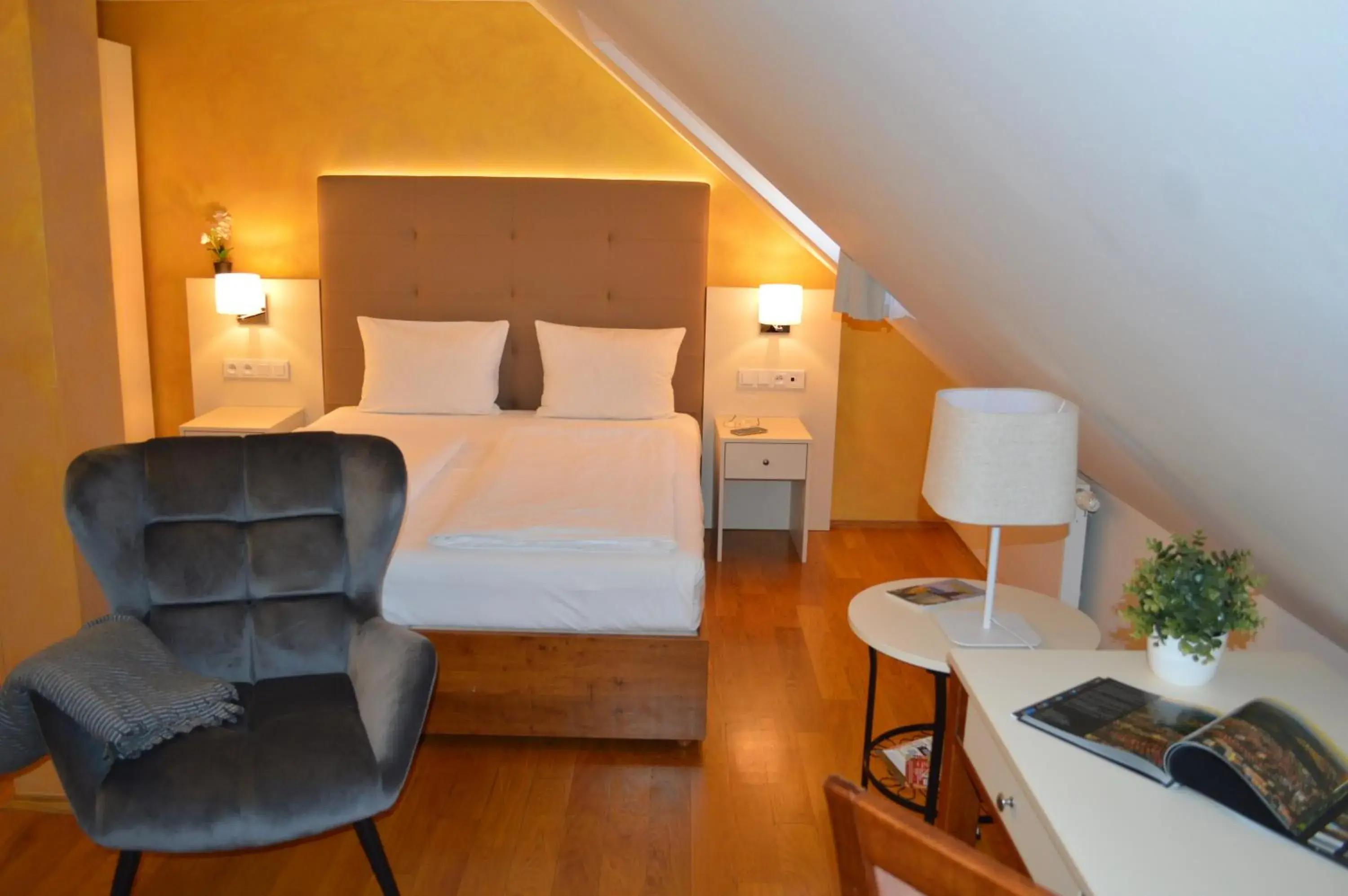 Double or Twin Room in The Golden Wheel Hotel Double or Twin Room in The Golden Wheel Hotel