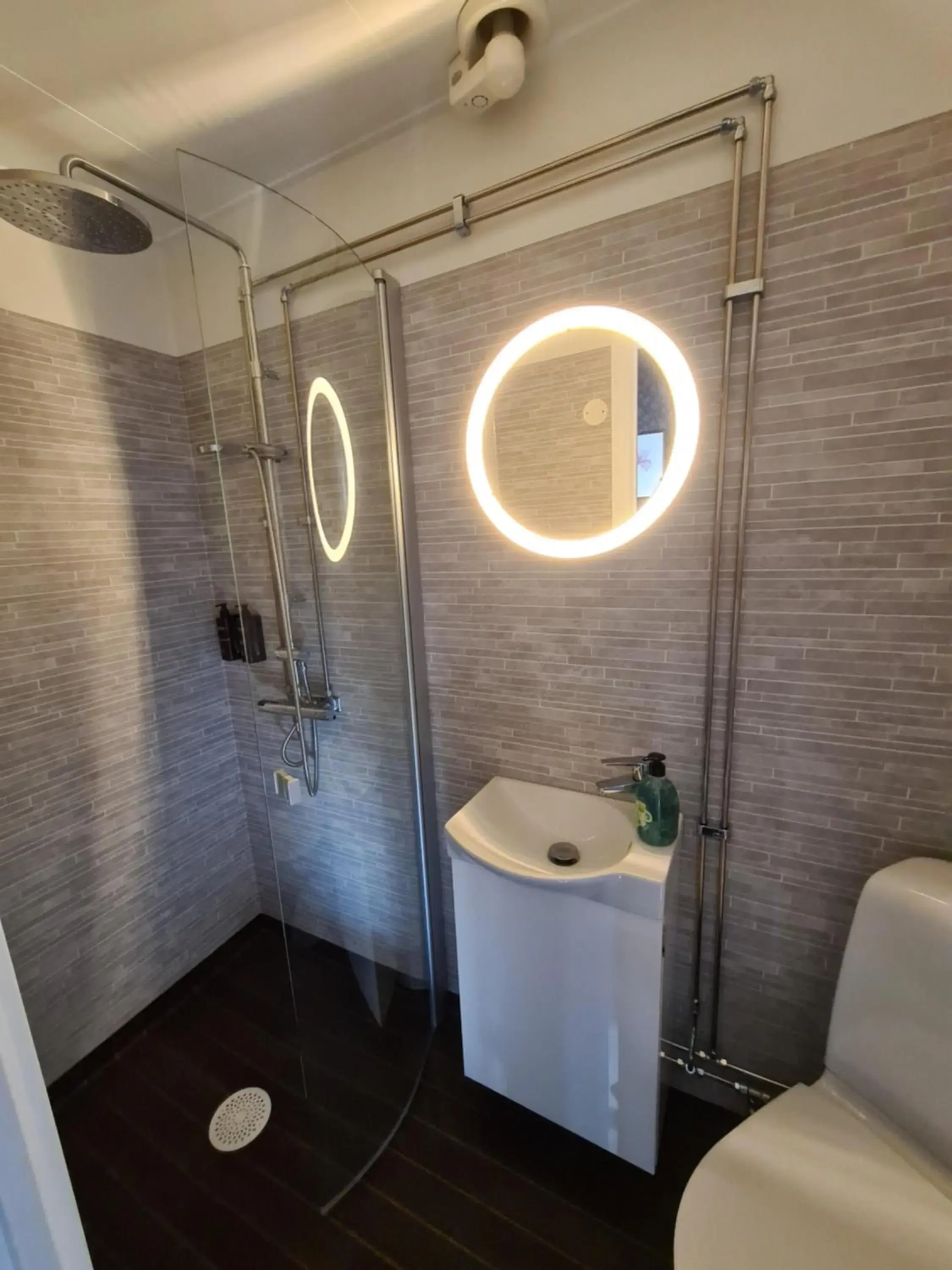 Twin Room with Private Bathroom - single occupancy in Dala-Järna Hotell och Vandrarhem Twin Room with Private Bathroom - single occupancy in Dala-Järna Hotell och Vandrarhem