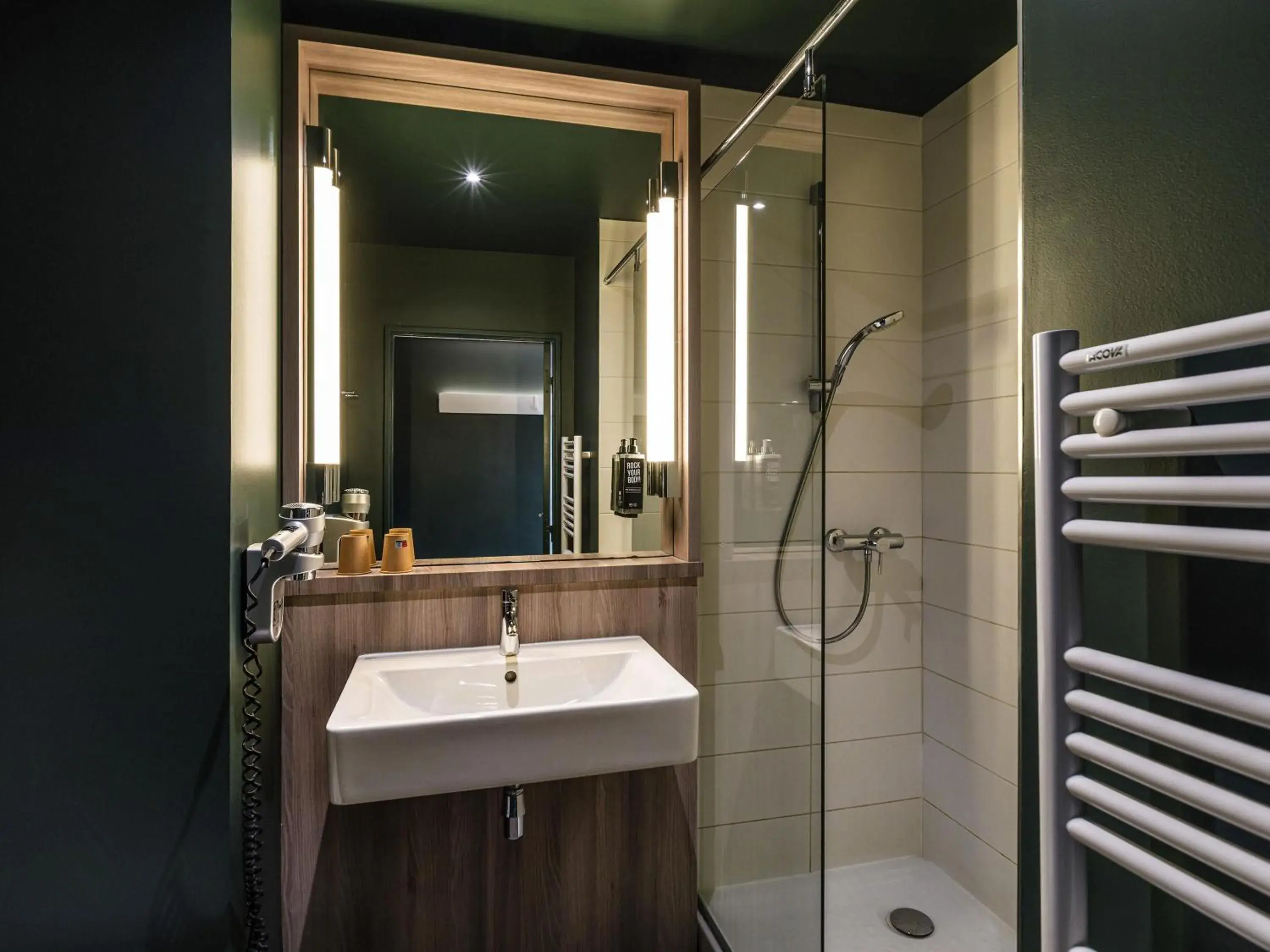 Standard Twin Room in ibis Lyon Est Meyzieu Standard Twin Room in ibis Lyon Est Meyzieu