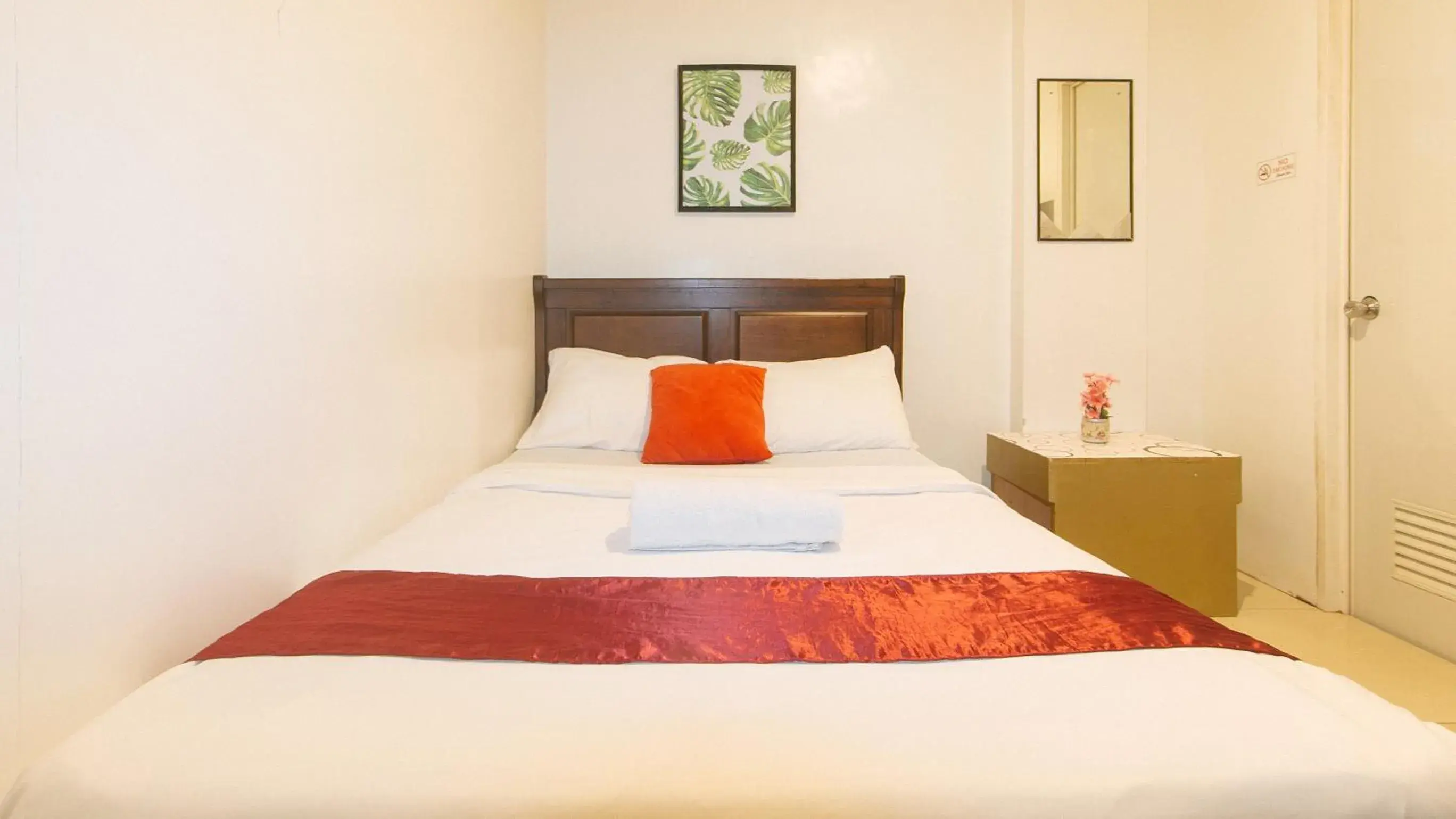 Standard Double Room with Shared Bathroom in Nearest Hostel Pasay City by RedDoorz Standard Double Room with Shared Bathroom in Nearest Hostel Pasay City by RedDoorz