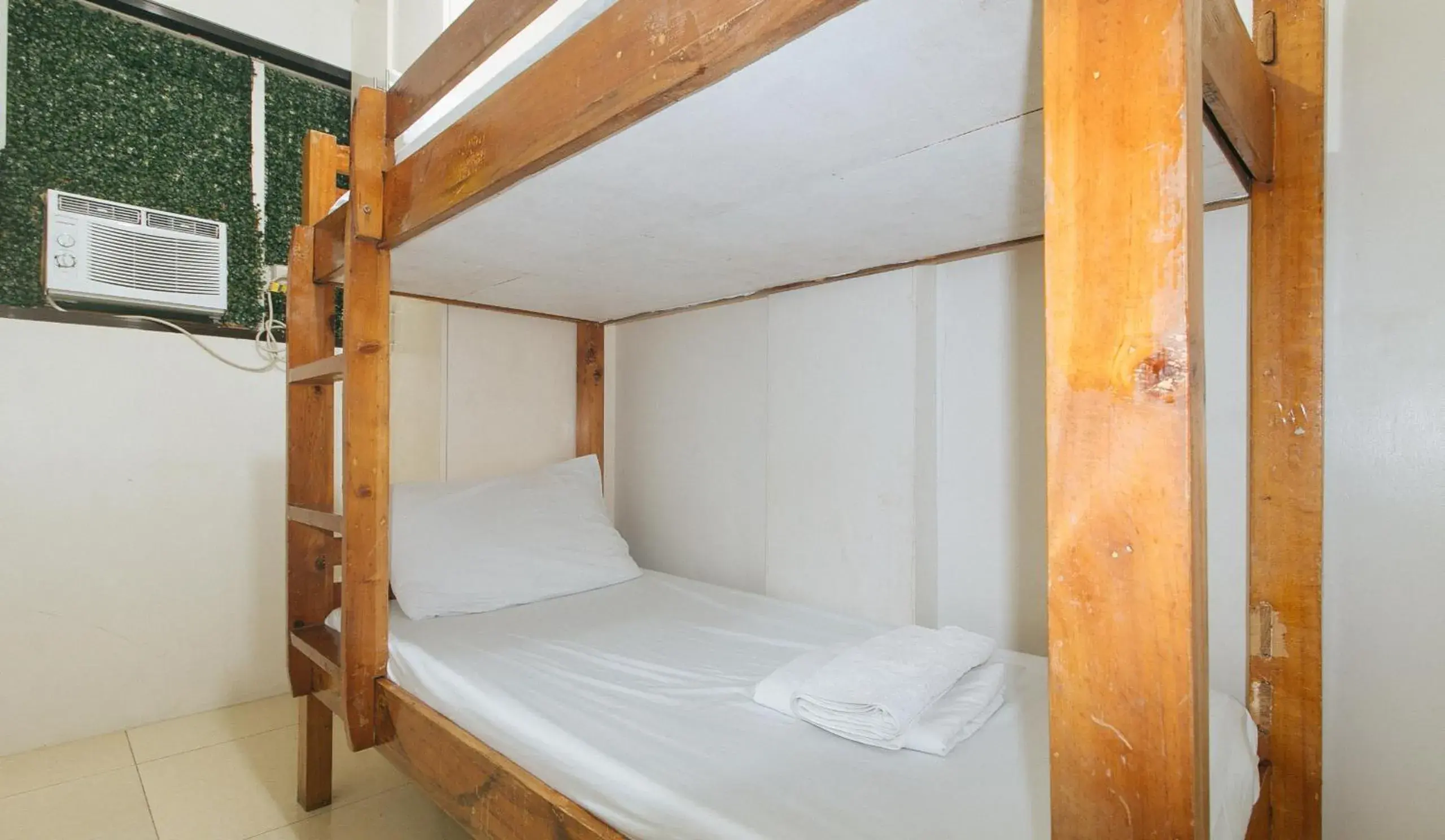 Standard Twin Room in Nearest Hostel Pasay City by RedDoorz Standard Twin Room in Nearest Hostel Pasay City by RedDoorz