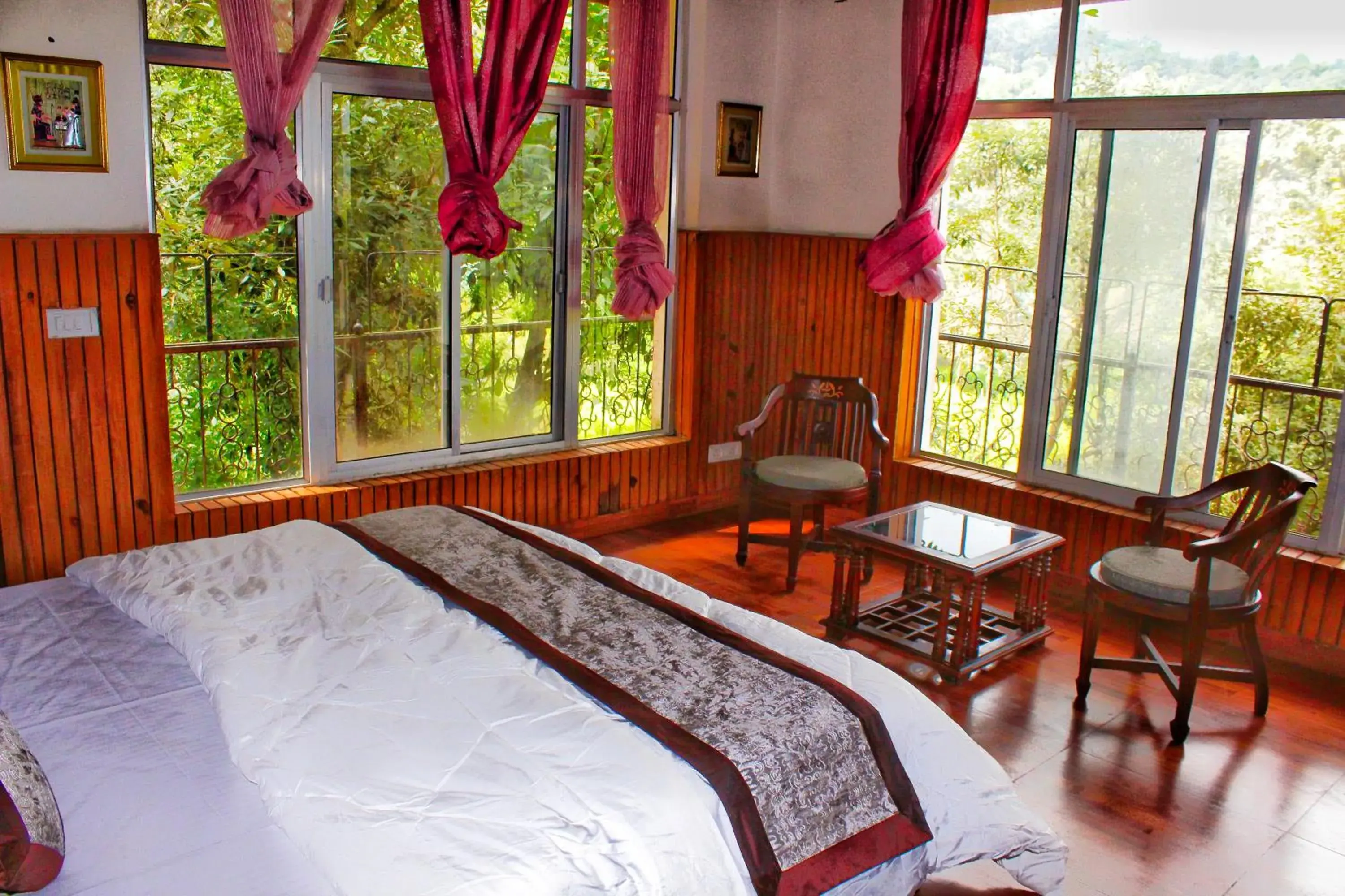 Deluxe King Room - single occupancy in The Canadian Woods Resort Deluxe King Room - single occupancy in The Canadian Woods Resort