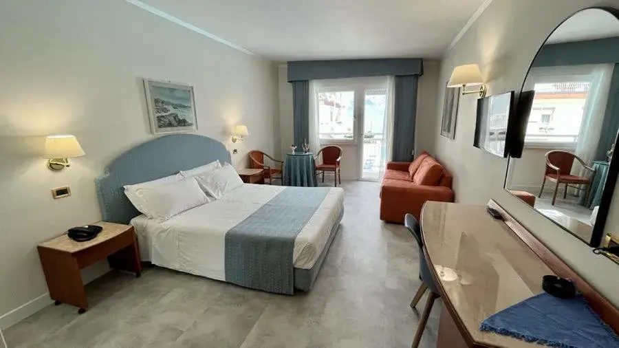 Deluxe Double Room with Balcony in Hotel Excelsior Bay Deluxe Double Room with Balcony in Hotel Excelsior Bay