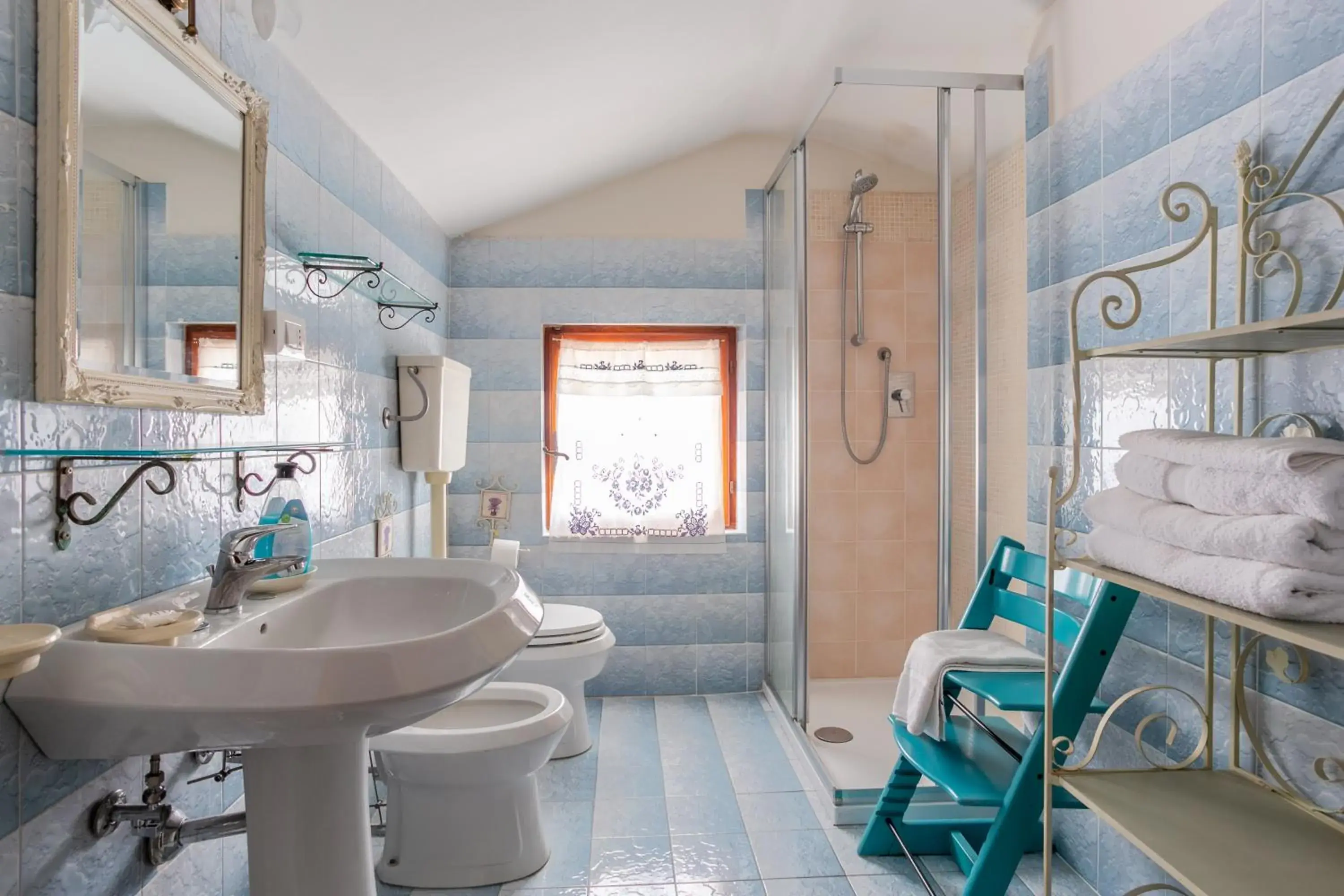 Triple Room with Private Bathroom in Villa Carol Appartamento e B&B Triple Room with Private Bathroom in Villa Carol Appartamento e B&B