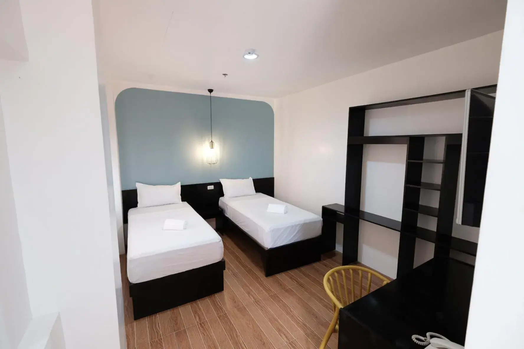 Twin Room in Beds & Friends Hostel Mactan with Pool and Bar Twin Room in Beds & Friends Hostel Mactan with Pool and Bar