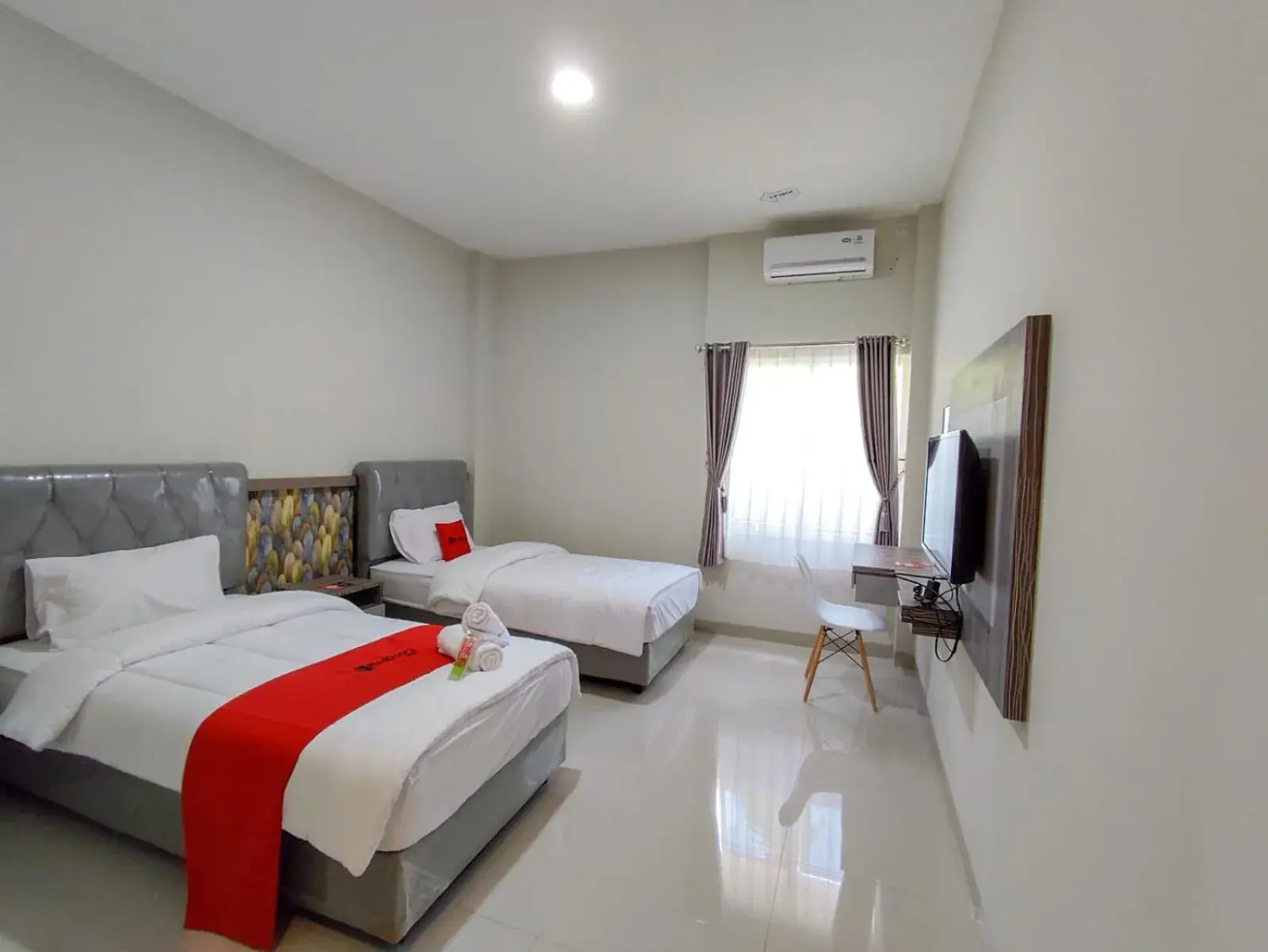 Twin Room in RedDoorz Syariah near GOR Satria Area Twin Room in RedDoorz Syariah near GOR Satria Area