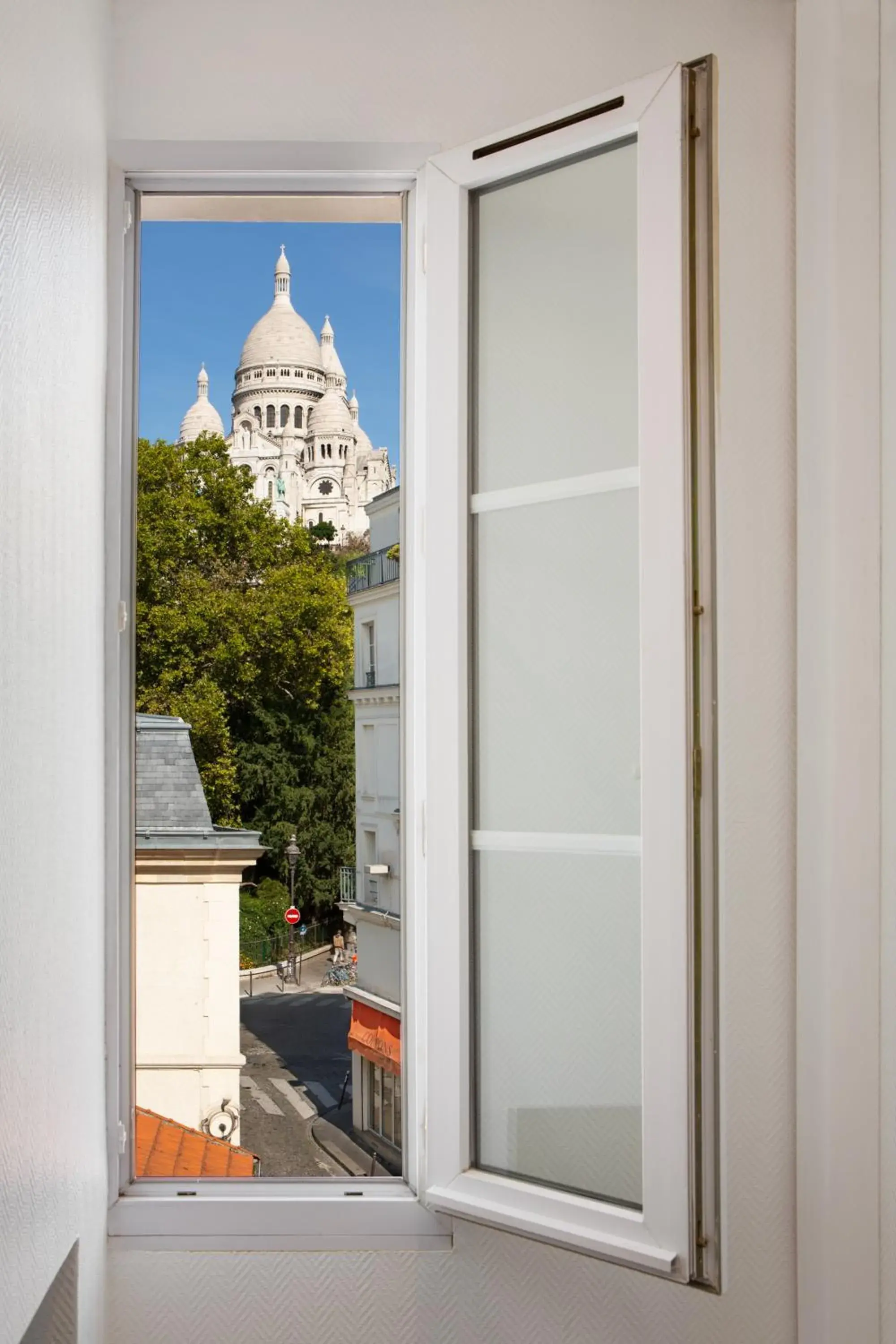 Triple Room with Sacre Coeur Basilica View in Le Village Montmartre by Hiphophostels Triple Room with Sacre Coeur Basilica View in Le Village Montmartre by Hiphophostels