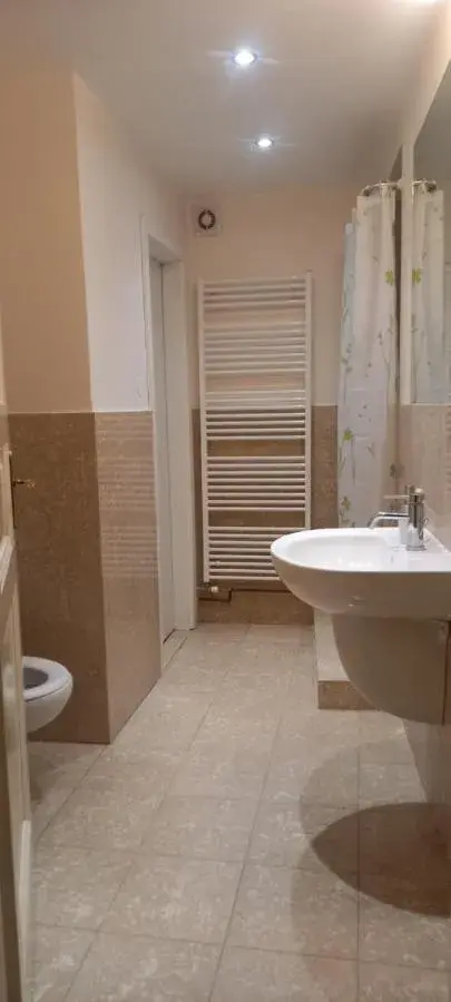 Budget Double Room in Small Luxury Palace Residence Budget Double Room in Small Luxury Palace Residence