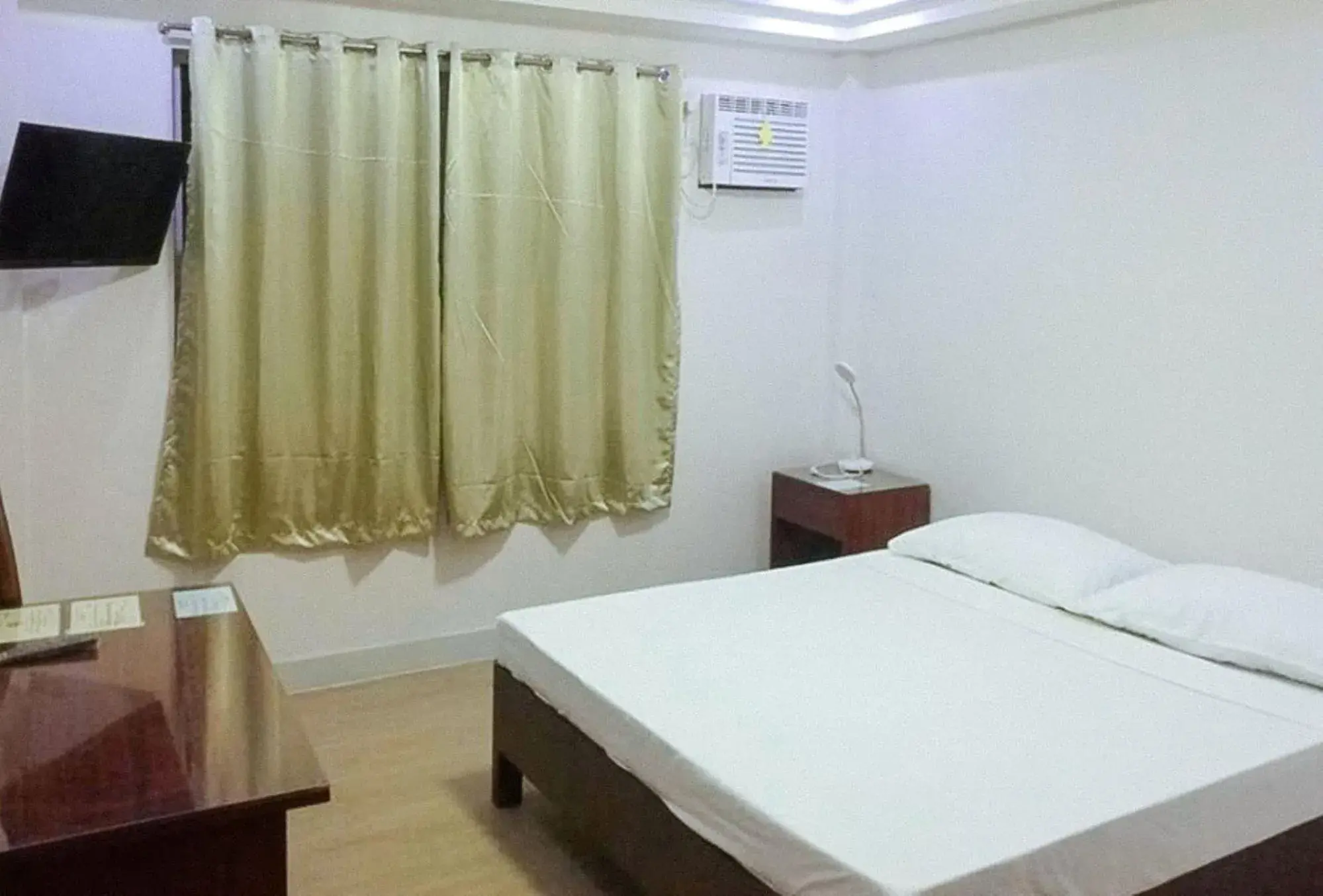 Standard Queen Room in RedDoorz Plus @ Green Star Park Cagayan Standard Queen Room in RedDoorz Plus @ Green Star Park Cagayan