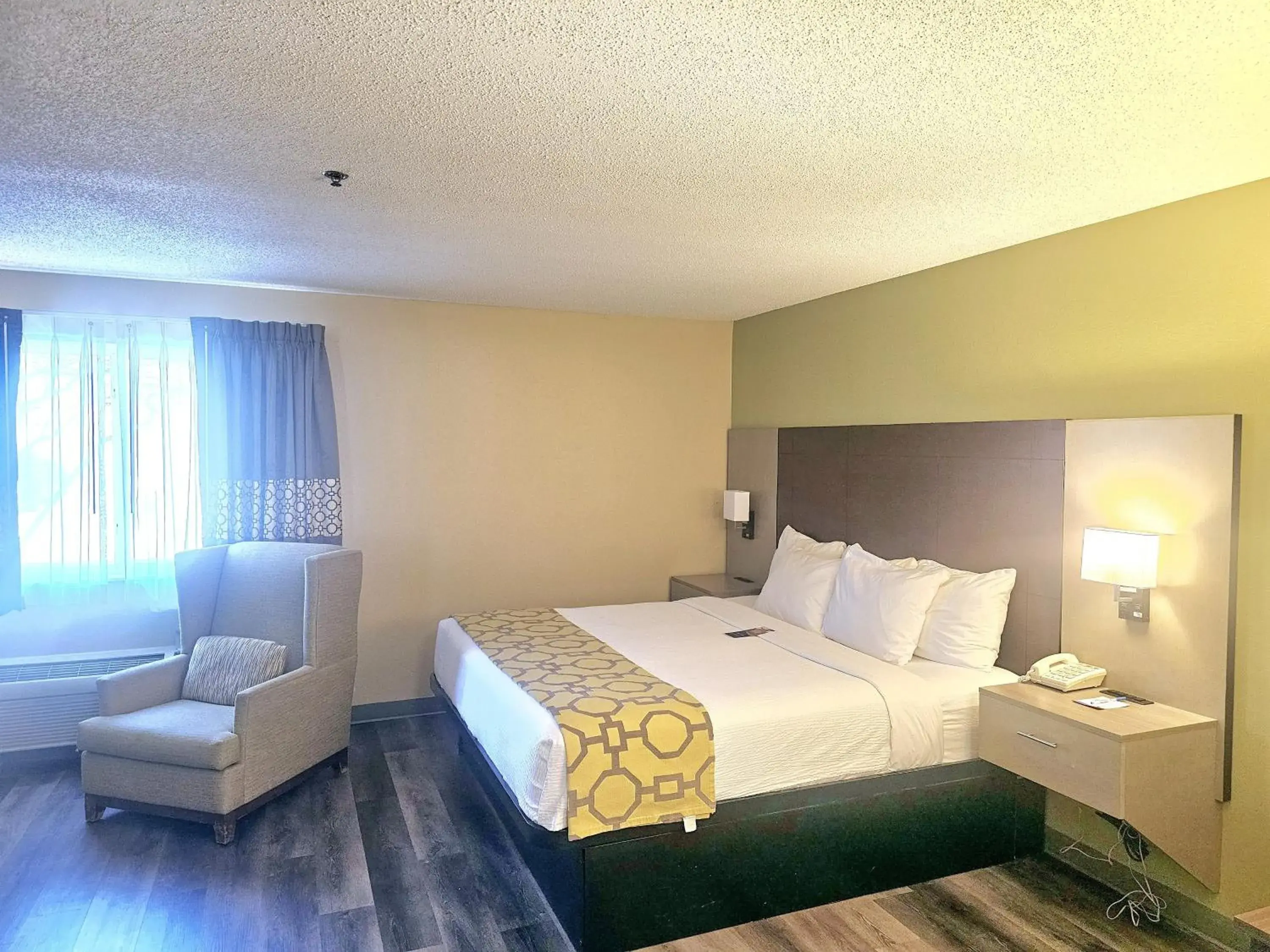 1 King Bed, Studio Suite, Hot Tub, Non-Smoking in Baymont by Wyndham Rolla 1 King Bed, Studio Suite, Hot Tub, Non-Smoking in Baymont by Wyndham Rolla