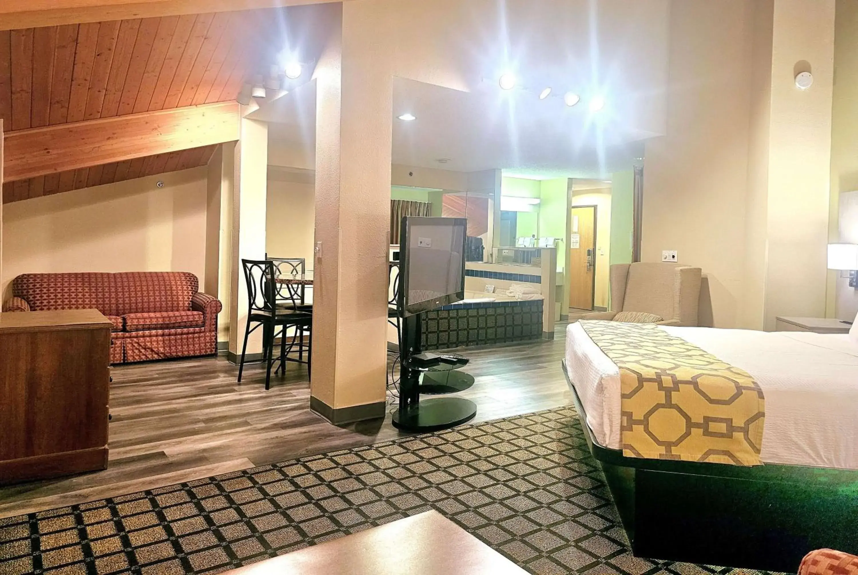 1 King Bed, 2 Sofa Beds, Studio Suite, Pool View, Hot Tub, Non-Smoking in Baymont by Wyndham Rolla 1 King Bed, 2 Sofa Beds, Studio Suite, Pool View, Hot Tub, Non-Smoking in Baymont by Wyndham Rolla